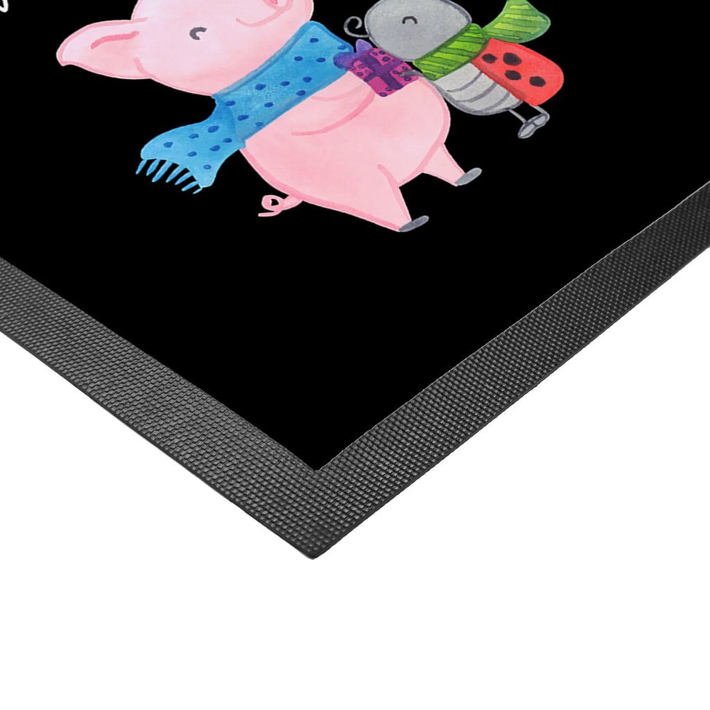 Personalisierte Foto Fußmatte Glühschwein Smörle Personalisierte Foto Fußmatte, Winter, Weihnachten, Weihnachtsdeko, Nikolaus, Advent, Heiligabend, Wintermotiv, Winterlicher Glühwein Spruch, Süßer Marienkäfer gibt Geschenk, Handgezeichnetes Glühschwein, Romantische Geschenkidee Glühwein, Marienkäfer in Winterkleidung, Herzliches Marienkäfer Motiv, Kreatives Glühschwein Design, Smörle der stolze Marienkäfer, Glühwein Liebhaber Geschenk, Glühwein ist köstlich Spruch