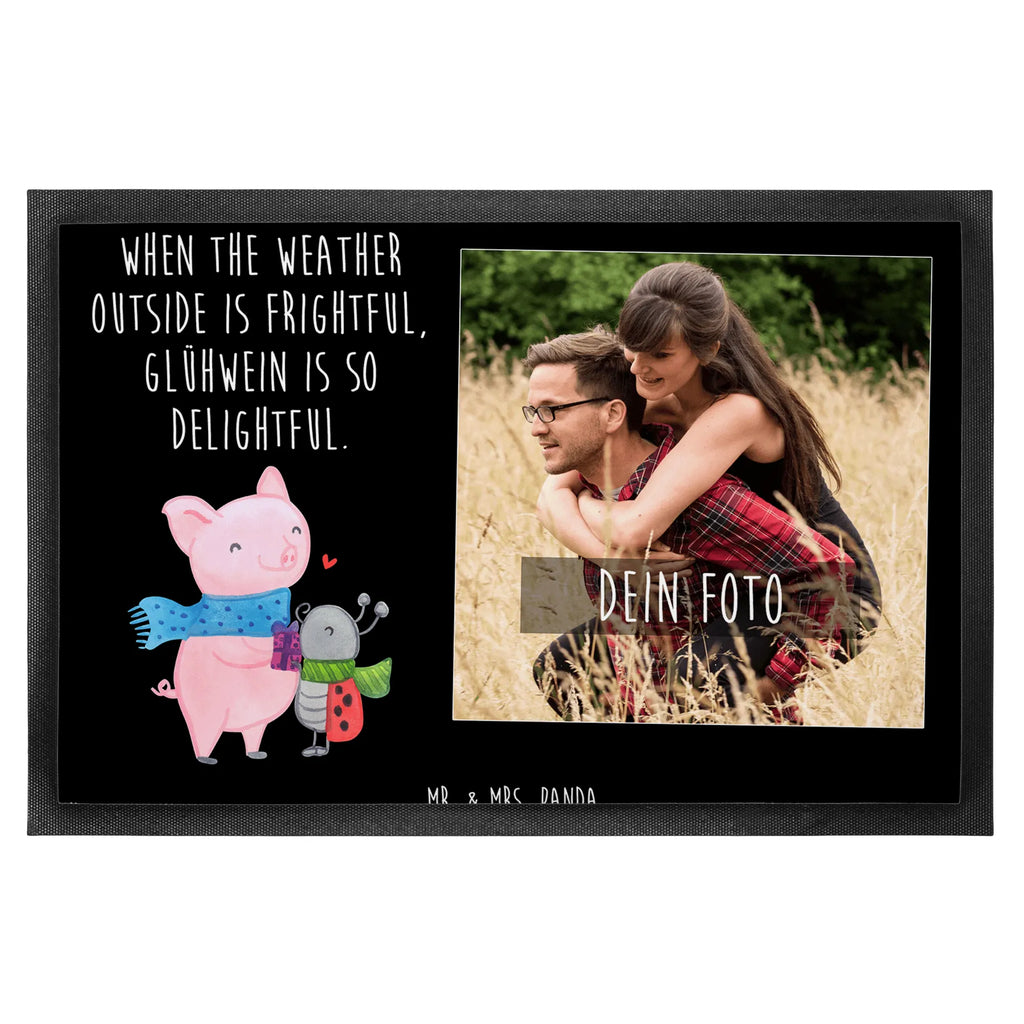 Personalisierte Foto Fußmatte Glühschwein Smörle Personalisierte Foto Fußmatte, Winter, Weihnachten, Weihnachtsdeko, Nikolaus, Advent, Heiligabend, Wintermotiv, Winterlicher Glühwein Spruch, Süßer Marienkäfer gibt Geschenk, Handgezeichnetes Glühschwein, Romantische Geschenkidee Glühwein, Marienkäfer in Winterkleidung, Herzliches Marienkäfer Motiv, Kreatives Glühschwein Design, Smörle der stolze Marienkäfer, Glühwein Liebhaber Geschenk, Glühwein ist köstlich Spruch
