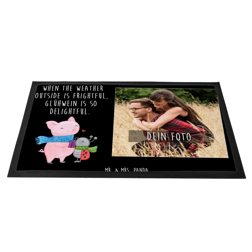 Personalisierte Foto Fußmatte Glühschwein Smörle Personalisierte Foto Fußmatte, Winter, Weihnachten, Weihnachtsdeko, Nikolaus, Advent, Heiligabend, Wintermotiv, Winterlicher Glühwein Spruch, Süßer Marienkäfer gibt Geschenk, Handgezeichnetes Glühschwein, Romantische Geschenkidee Glühwein, Marienkäfer in Winterkleidung, Herzliches Marienkäfer Motiv, Kreatives Glühschwein Design, Smörle der stolze Marienkäfer, Glühwein Liebhaber Geschenk, Glühwein ist köstlich Spruch