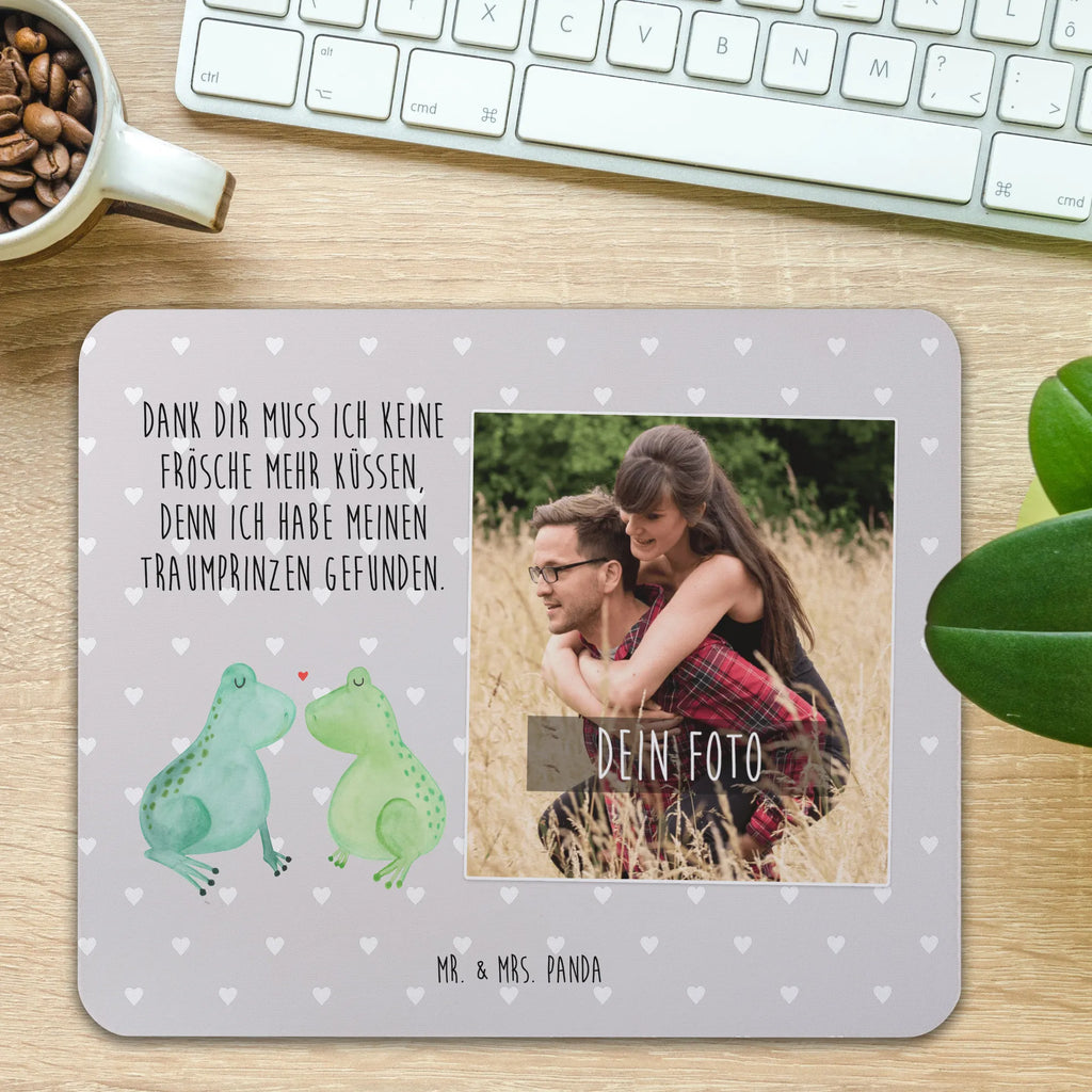 Personalisiertes Foto Mauspad Frosch Liebe Personalisiertes Foto Mauspad, Liebe, Partner, Freund, Freundin, Ehemann, Ehefrau, Heiraten, Verlobung, Heiratsantrag, Liebesgeschenk, Jahrestag, Hocheitstag, Froschkönig, Frosch, Geschenk Freund, Verlobt, Geschenk Freundin, Fröschchen, Verheiratet, Liebesbeweis, Geschenk Hochzeit, Frösche, Hochzeitstag, Verliebt