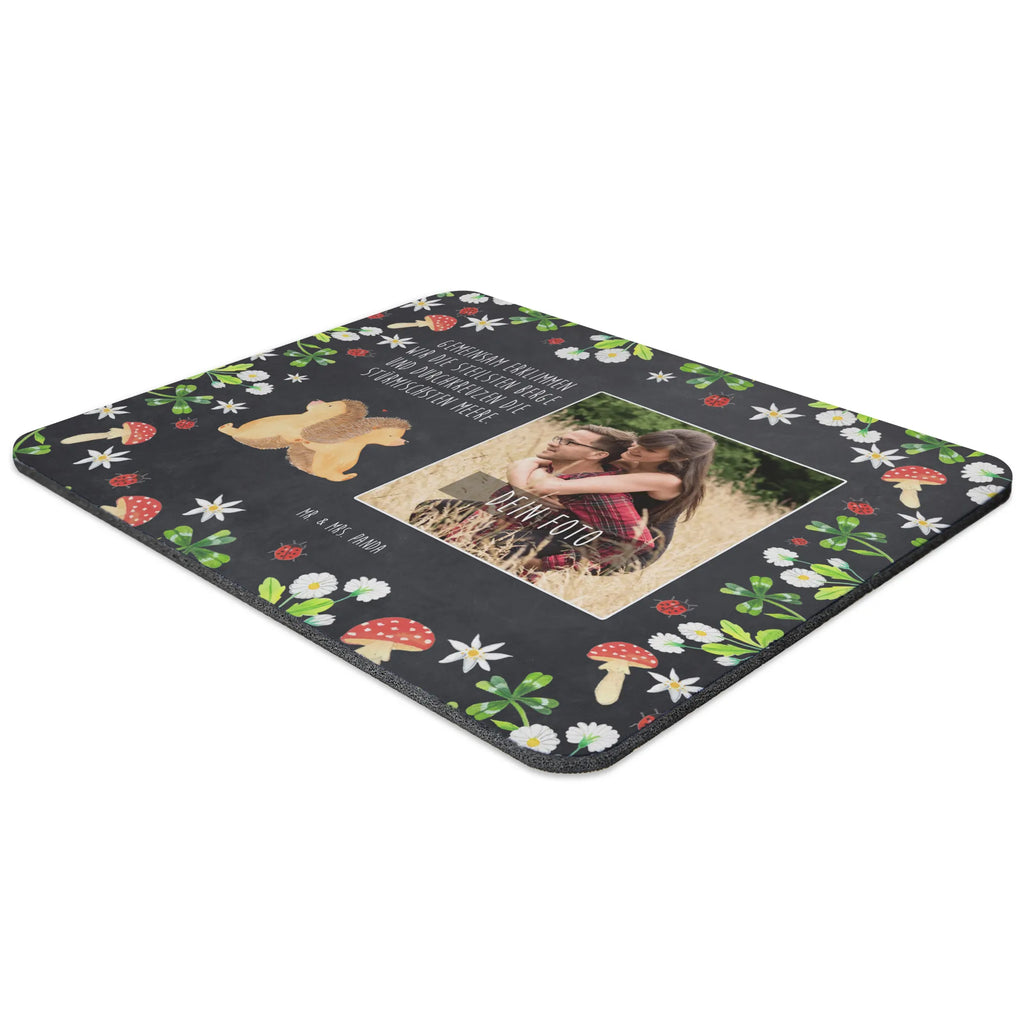 Personalisiertes Foto Mauspad Igel händchenhaltend Mausunterlage, Personalisiertes Foto Mauspad, Mausmatte, Freundin, Freund, Liebe, Liebesgeschenk, Jahrestag, Verlobung, Partner, Ehemann, Ehefrau, Heiraten, Heiratsantrag, Hocheitstag, Igel, Gemeinsamkeit, Hochzeit, große Liebe, Geschenk für zwei, Liebesbotschaft, Love, Hand in Hand, Liebesbeweis, Lieblingsmensch, Igelliebe