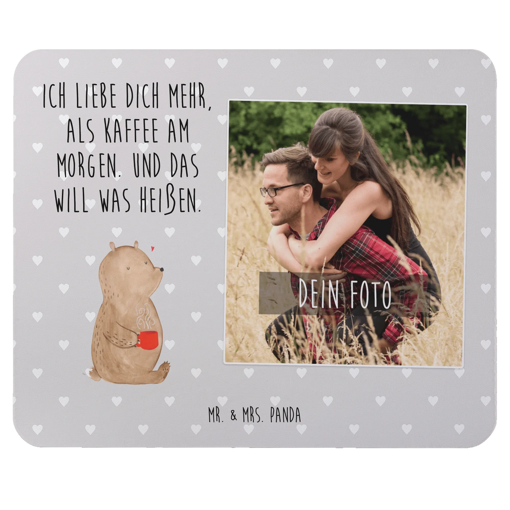 Personalisiertes Foto Mauspad Bär Morgenkaffee Personalisiertes Foto Mauspad, Liebe, Partner, Freund, Freundin, Ehemann, Ehefrau, Heiraten, Verlobung, Heiratsantrag, Liebesgeschenk, Jahrestag, Hocheitstag, für Männer, Geschenk für Frauen, Liebesbeweis, Geschenk für Partner, Geschenk für Freundin, Mitbringsel, Valentinstag, für Ehemann, Hochzeitstag