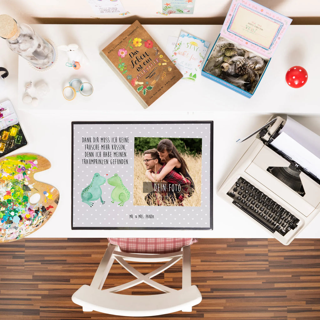 Personalized Photo Desk Mat Frogs in love Personalisierte Foto Schreibtischunterlage, Liebe, Partner, Freund, Freundin, Ehemann, Ehefrau, Heiraten, Verlobung, Heiratsantrag, Liebesgeschenk, Jahrestag, Hocheitstag, Fröschchen, Geschenk Freund, Frosch, Froschkönig, Geschenk Hochzeit, Hochzeitstag, Geschenk Freundin, Frösche, Liebesbeweis, Verliebt, Verheiratet, Verlobt