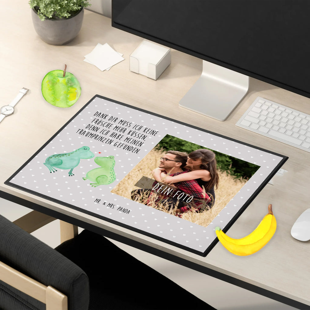 Personalized Photo Desk Mat Frogs in love Personalisierte Foto Schreibtischunterlage, Liebe, Partner, Freund, Freundin, Ehemann, Ehefrau, Heiraten, Verlobung, Heiratsantrag, Liebesgeschenk, Jahrestag, Hocheitstag, Fröschchen, Geschenk Freund, Frosch, Froschkönig, Geschenk Hochzeit, Hochzeitstag, Geschenk Freundin, Frösche, Liebesbeweis, Verliebt, Verheiratet, Verlobt