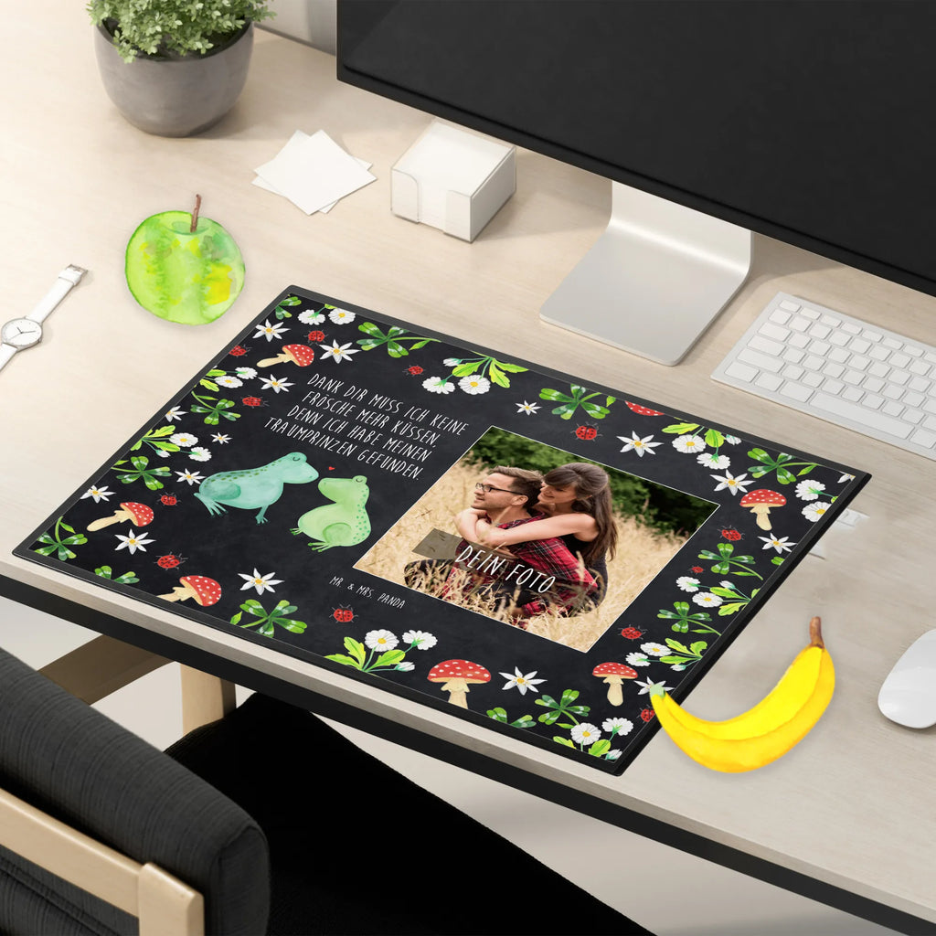 Personalized Photo Desk Mat Frogs in love Personalisierte Foto Schreibtischunterlage, Liebe, Partner, Freund, Freundin, Ehemann, Ehefrau, Heiraten, Verlobung, Heiratsantrag, Liebesgeschenk, Jahrestag, Hocheitstag, Fröschchen, Geschenk Freund, Frosch, Froschkönig, Geschenk Hochzeit, Hochzeitstag, Geschenk Freundin, Frösche, Liebesbeweis, Verliebt, Verheiratet, Verlobt