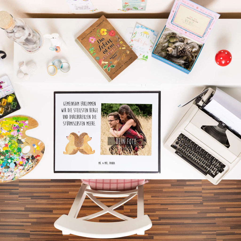 Personalized Photo Desk Mat Hedgehogs holding hands Personalisierte Foto Schreibtischunterlage, Liebe, Partner, Freund, Freundin, Ehemann, Ehefrau, Heiraten, Verlobung, Heiratsantrag, Liebesgeschenk, Jahrestag, Hocheitstag, Liebesbeweis, Love, Geschenk für zwei, Liebesbotschaft, Igel, Hand in Hand, Gemeinsamkeit, große Liebe, Hochzeit, Igelliebe, Lieblingsmensch