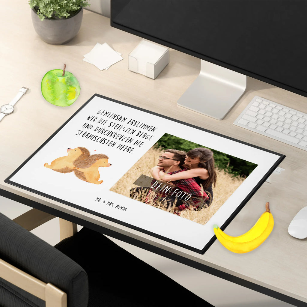 Personalized Photo Desk Mat Hedgehogs holding hands Personalisierte Foto Schreibtischunterlage, Liebe, Partner, Freund, Freundin, Ehemann, Ehefrau, Heiraten, Verlobung, Heiratsantrag, Liebesgeschenk, Jahrestag, Hocheitstag, Liebesbeweis, Love, Geschenk für zwei, Liebesbotschaft, Igel, Hand in Hand, Gemeinsamkeit, große Liebe, Hochzeit, Igelliebe, Lieblingsmensch