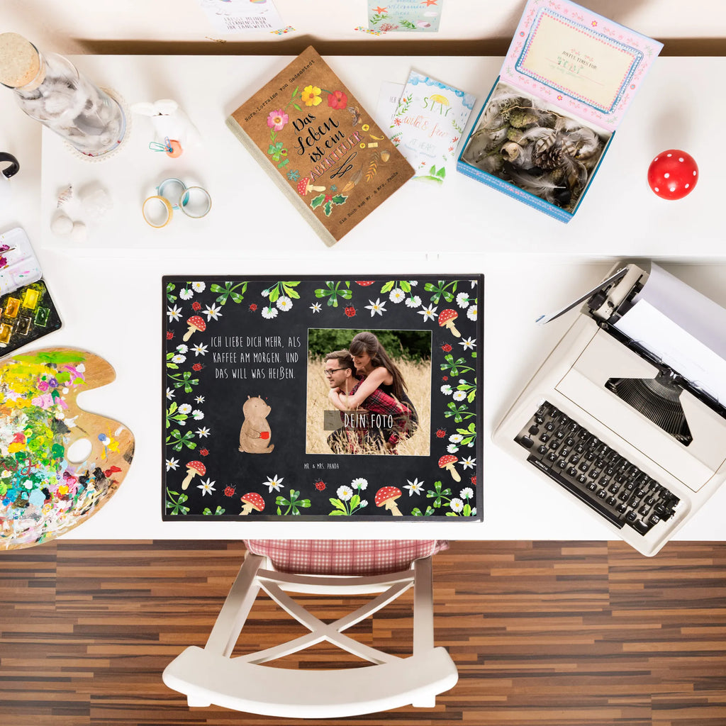 Personalized Photo Desk Mat bear morning coffee Personalisierte Foto Schreibtischunterlage, Liebe, Partner, Freund, Freundin, Ehemann, Ehefrau, Heiraten, Verlobung, Heiratsantrag, Liebesgeschenk, Jahrestag, Hocheitstag, Geschenk für Frauen, Liebesbeweis, Valentinstag, für Ehemann, für Männer, Mitbringsel, Geschenk für Freundin, Geschenk für Partner, Hochzeitstag