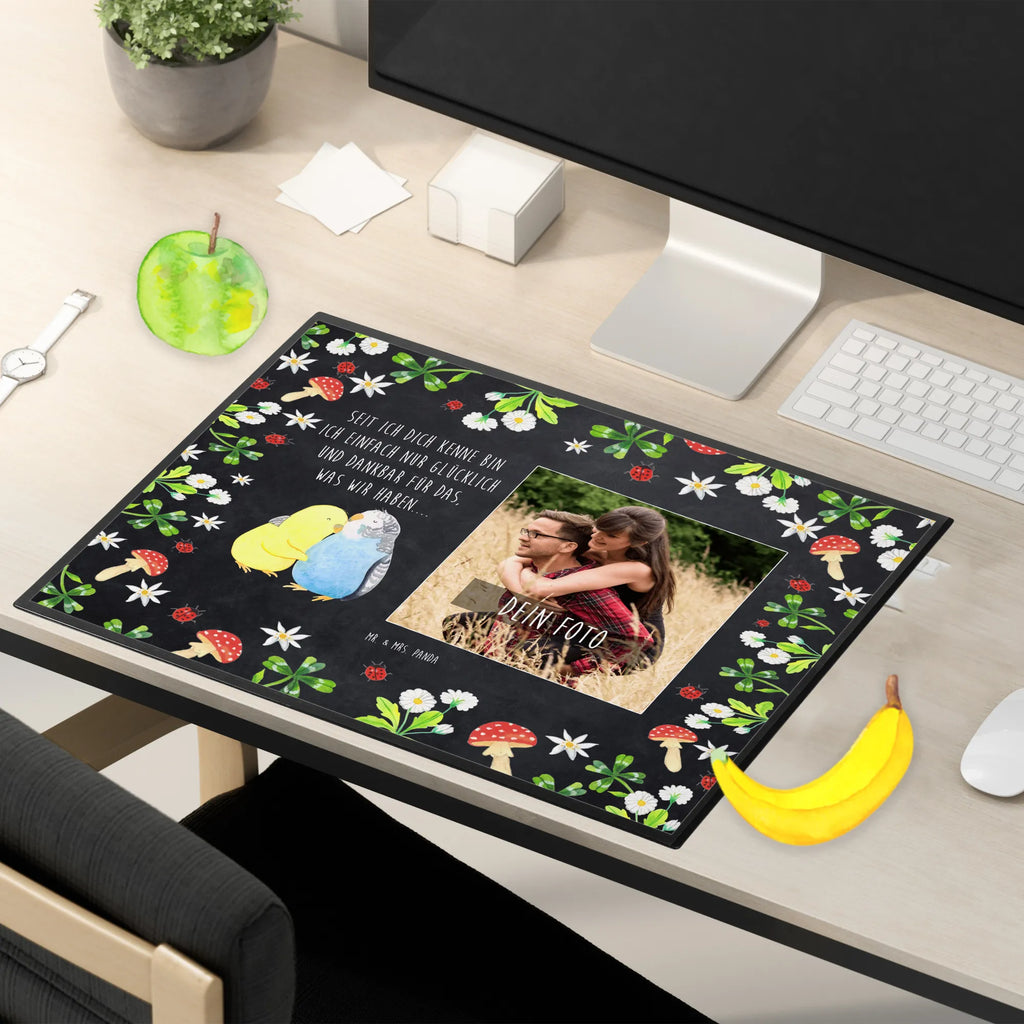 Personalized Photo Desk Mat Parakeets in love Personalisierte Foto Schreibtischunterlage, Liebe, Partner, Freund, Freundin, Ehemann, Ehefrau, Heiraten, Verlobung, Heiratsantrag, Liebesgeschenk, Jahrestag, Hocheitstag, Vögel, Kuscheln, Wellensittich, Nähe, Vertrauen