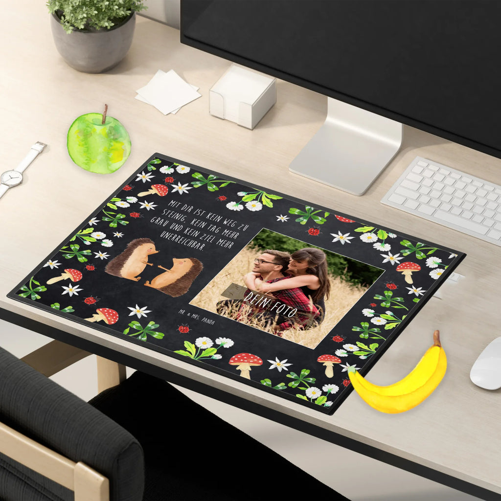 Personalized Photo Desk Mat Hedgehogs in love Personalisierte Foto Schreibtischunterlage, Liebe, Partner, Freund, Freundin, Ehemann, Ehefrau, Heiraten, Verlobung, Heiratsantrag, Liebesgeschenk, Jahrestag, Hocheitstag, Verheiratet, Geschenk, Hochzeitstag, Hochzeit, Verlobt, Igel, Liebesbeweis, Verliebt