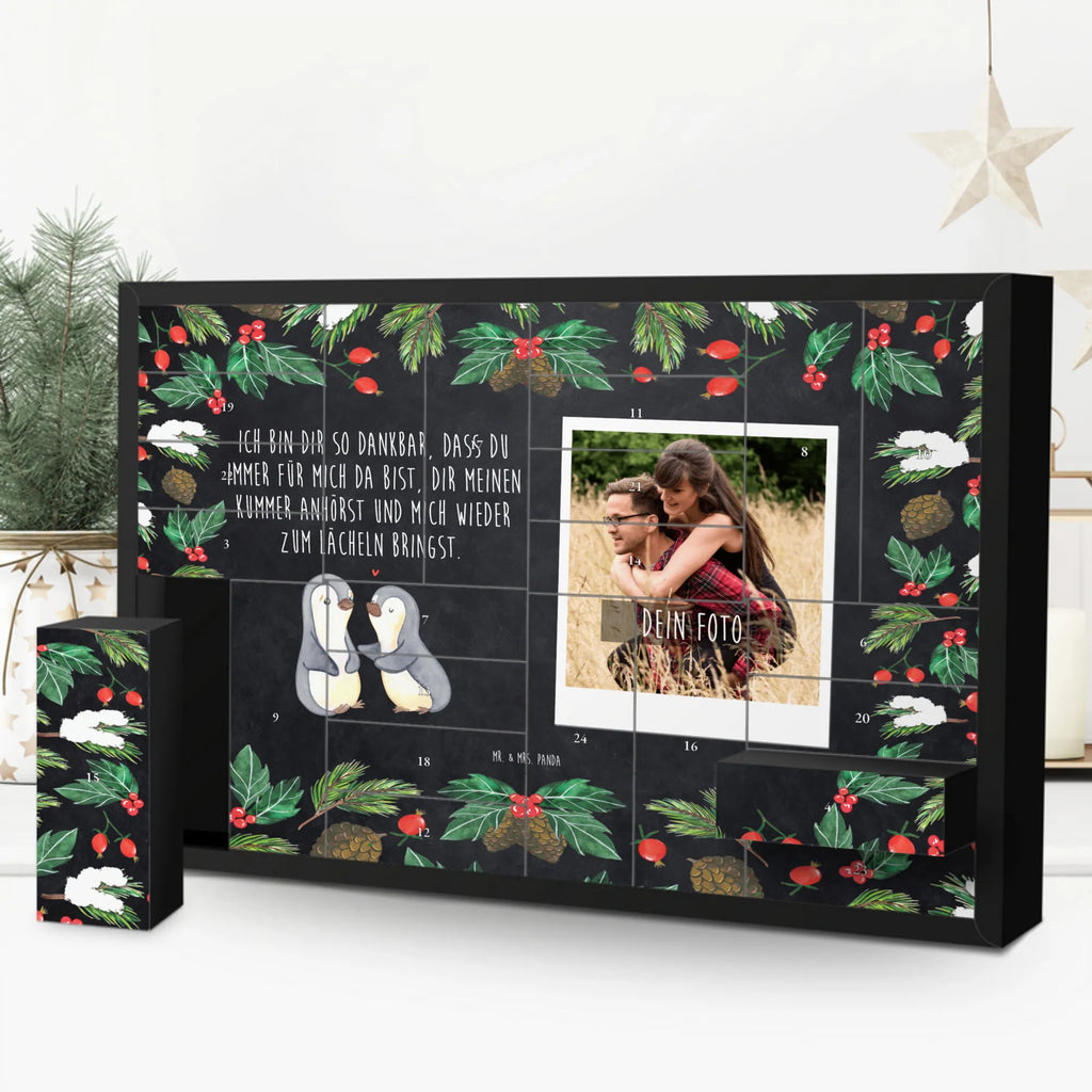 Personalisierter Befüllbarer Foto Adventskalender Pinguine trösten Personalisierter Adventskalender, Personalisierter Befüllbarer Foto Adventskalender, Adventskalender mit Eigenem Bild, Adventskalender mit Foto, Adventskalender Eigenes Foto, Foto Adventskalender, Weihnachtskalender mit Foto, Freundin, Freund, Liebe, Liebesgeschenk, Jahrestag, Verlobung, Partner, Ehemann, Ehefrau, Heiraten, Heiratsantrag, Hocheitstag, Geschenk für Partner, Valentinstag, Geschenk für Frauen, Liebesbeweis, Mitbringsel, Geschenk für Freundin, für Männer, für Ehemann, Hochzeitstag