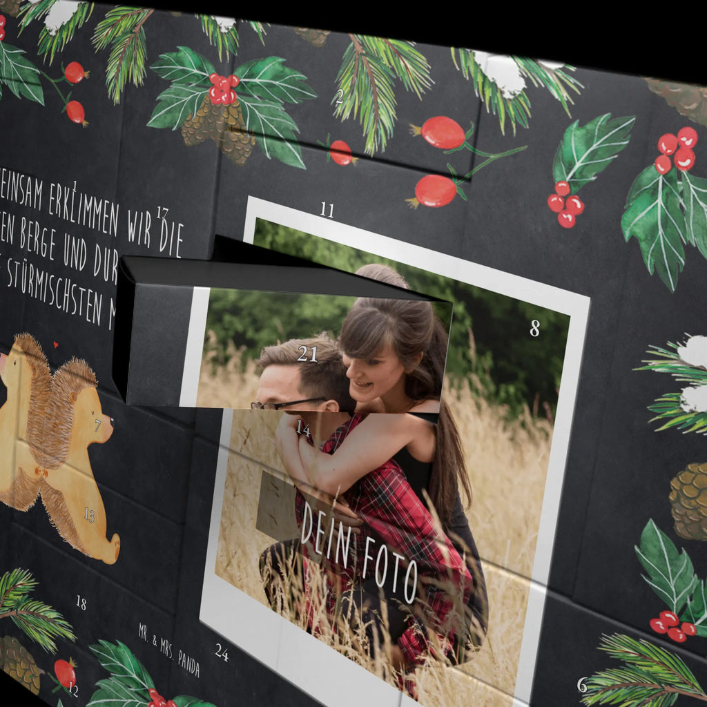 Personalisierter Befüllbarer Foto Adventskalender Igel händchenhaltend Adventskalender mit Foto, Foto Adventskalender, Personalisierter Adventskalender, Adventskalender Eigenes Foto, Adventskalender mit Eigenem Bild, Weihnachtskalender mit Foto, Personalisierter Befüllbarer Foto Adventskalender, Freundin, Freund, Liebe, Liebesgeschenk, Jahrestag, Verlobung, Partner, Ehemann, Ehefrau, Heiraten, Heiratsantrag, Hocheitstag, Hochzeit, Liebesbeweis, Hand in Hand, Gemeinsamkeit, Große Liebe, Igel, Igelliebe, Geschenk für Zwei, Liebesbotschaft, Love, Lieblingsmensch