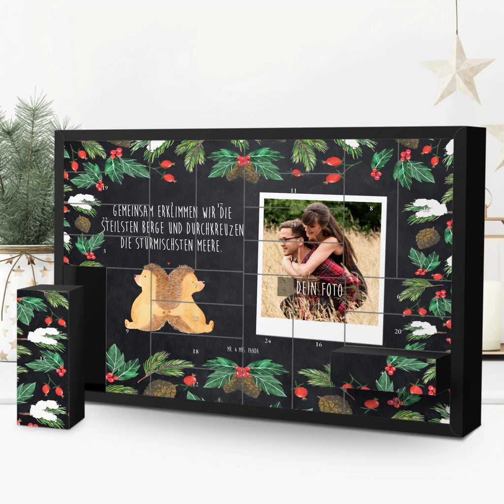 Personalisierter Befüllbarer Foto Adventskalender Igel händchenhaltend Adventskalender mit Foto, Foto Adventskalender, Personalisierter Adventskalender, Adventskalender Eigenes Foto, Adventskalender mit Eigenem Bild, Weihnachtskalender mit Foto, Personalisierter Befüllbarer Foto Adventskalender, Freundin, Freund, Liebe, Liebesgeschenk, Jahrestag, Verlobung, Partner, Ehemann, Ehefrau, Heiraten, Heiratsantrag, Hocheitstag, Hochzeit, Liebesbeweis, Hand in Hand, Gemeinsamkeit, Große Liebe, Igel, Igelliebe, Geschenk für Zwei, Liebesbotschaft, Love, Lieblingsmensch