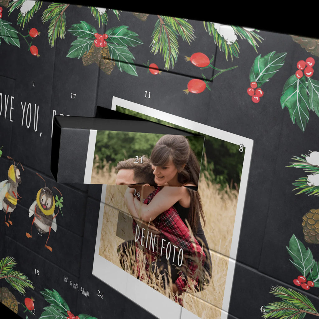 Personalisierter Befüllbarer Foto Adventskalender Bienen Paar Foto Adventskalender, Adventskalender mit Foto, Adventskalender mit Eigenem Bild, Weihnachtskalender mit Foto, Adventskalender Eigenes Foto, Personalisierter Adventskalender, Personalisierter Befüllbarer Foto Adventskalender, Freundin, Freund, Liebe, Liebesgeschenk, Jahrestag, Verlobung, Partner, Ehemann, Ehefrau, Heiraten, Heiratsantrag, Hocheitstag, für Männer, Geschenk für Partner, Valentinstag, für Ehemann, Geschenk für Freundin, Verliebte Schildkröten, Geschenk für Frauen, Liebesbeweis, Mitbringsel, Schildkröten, Hochzeitstag