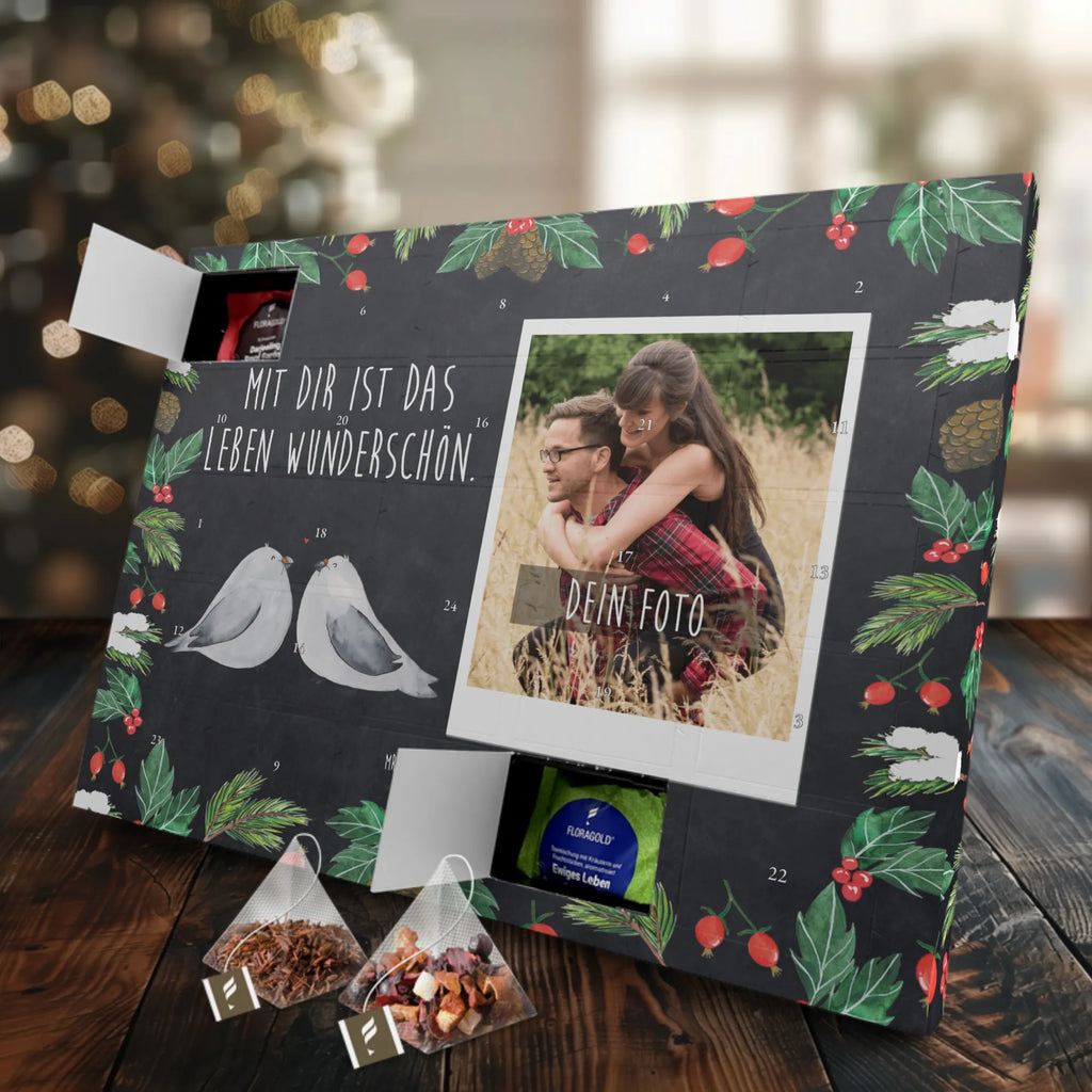 Personalisierter Tee Foto Adventskalender Turteltauben Liebe Personalisierter Tee Foto Adventskalender, Freundin, Freund, Liebe, Liebesgeschenk, Jahrestag, Verlobung, Partner, Ehemann, Ehefrau, Heiraten, Heiratsantrag, Hocheitstag, Verliebt, Geschenk Freundin, Liebesbeweis, Turteltäubchen, Turteltauben, Verheiratet, Geschenk Hochzeit, Tauben, Hochzeitstag, Geschenk Freund, Verlobt