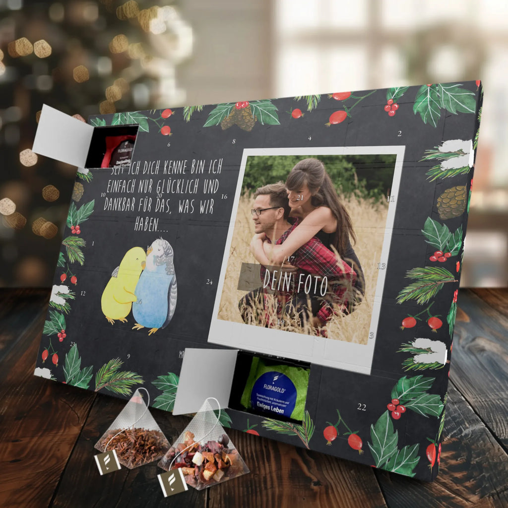 Personalisierter Tee Foto Adventskalender Wellensittich Liebe Personalisierter Tee Foto Adventskalender, Freundin, Freund, Liebe, Liebesgeschenk, Jahrestag, Verlobung, Partner, Ehemann, Ehefrau, Heiraten, Heiratsantrag, Hocheitstag, Kuscheln, Vertrauen, Vögel, Wellensittich, Nähe