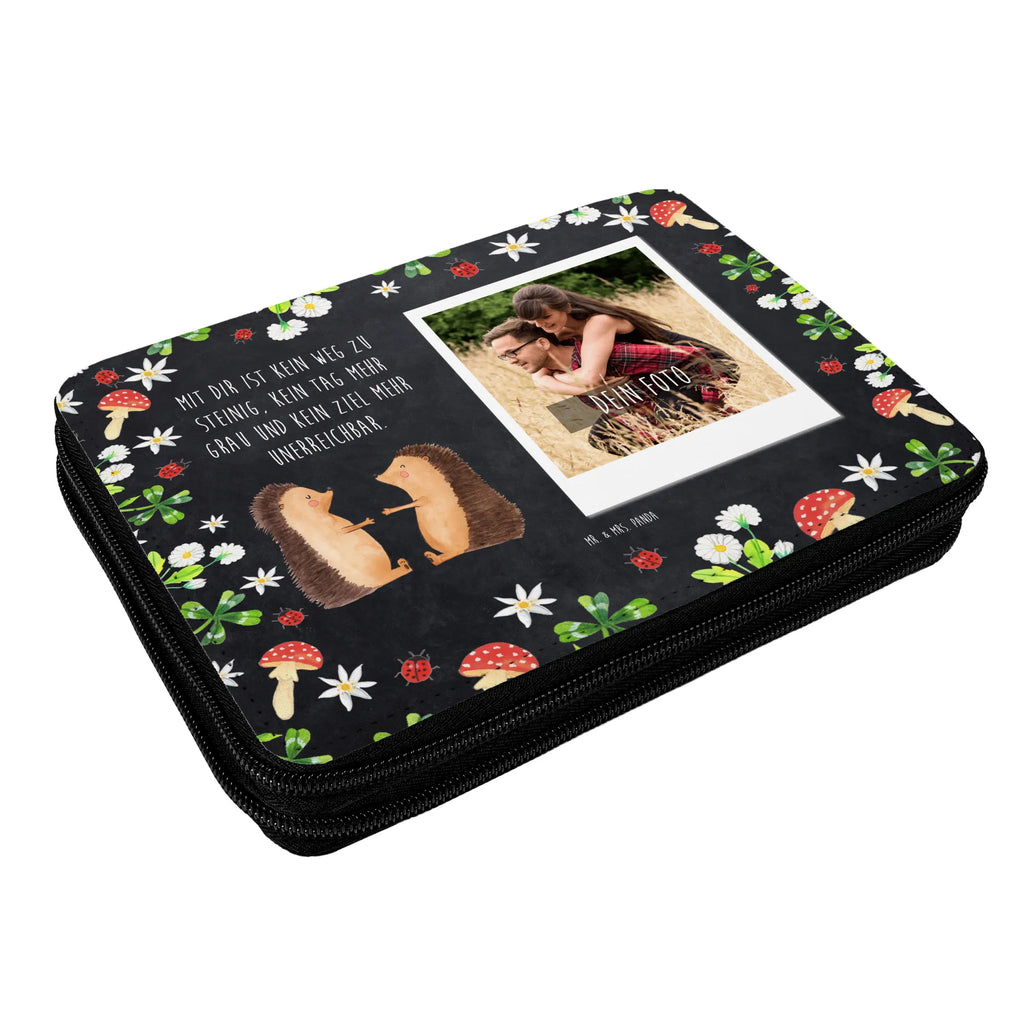 Personalized Photo Pencil Case Hedgehogs in love Personalisierte Foto Federmappe, Liebe, Partner, Freund, Freundin, Ehemann, Ehefrau, Heiraten, Verlobung, Heiratsantrag, Liebesgeschenk, Jahrestag, Hocheitstag, Hochzeit, Liebesbeweis, Verliebt, Hochzeitstag, Geschenk, Verheiratet, Verlobt, Igel