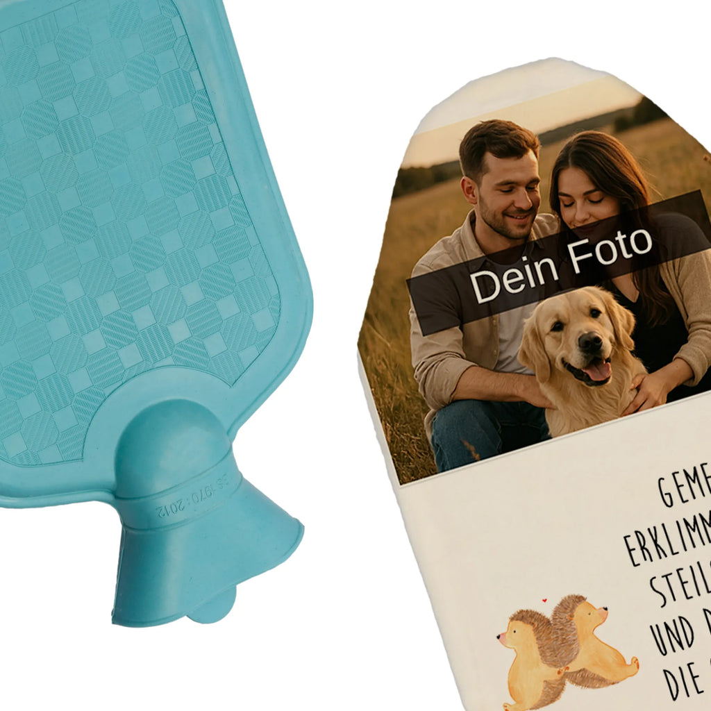 Personalisierte Foto Wärmflasche Igel händchenhaltend Personalisierte Foto Wärmflasche, Liebe, Partner, Freund, Freundin, Ehemann, Ehefrau, Heiraten, Verlobung, Heiratsantrag, Liebesgeschenk, Jahrestag, Hocheitstag, Igel, Lieblingsmensch, Hand in Hand, Gemeinsamkeit, Love, Geschenk für zwei, Liebesbeweis, Liebesbotschaft, Igelliebe, Hochzeit, große Liebe
