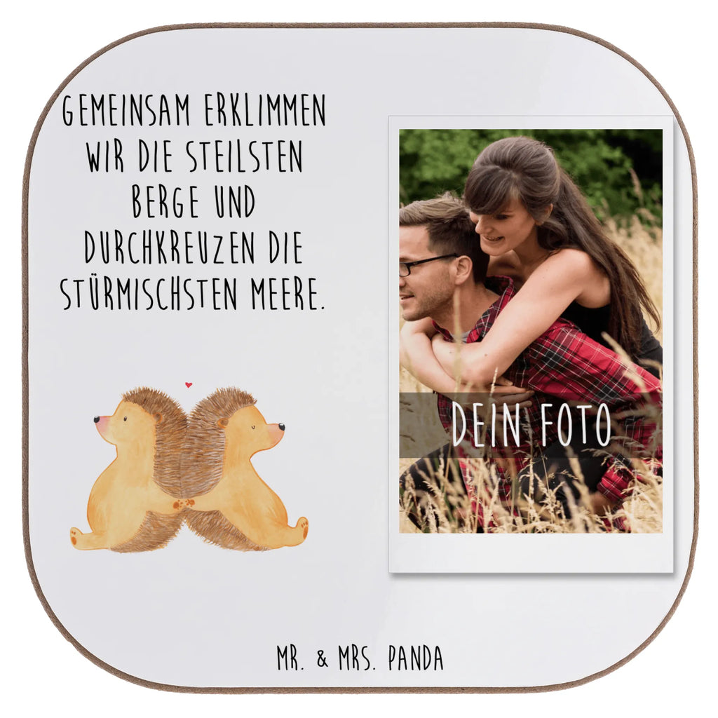 Personalisierter Foto Untersetzer Igel händchenhaltend Personalisierter Foto Untersetzer, Liebe, Partner, Freund, Freundin, Ehemann, Ehefrau, Heiraten, Verlobung, Heiratsantrag, Liebesgeschenk, Jahrestag, Hocheitstag, Love, Hochzeit, Liebesbeweis, Geschenk für zwei, Gemeinsamkeit, Igel, Lieblingsmensch, große Liebe, Liebesbotschaft, Igelliebe, Hand in Hand