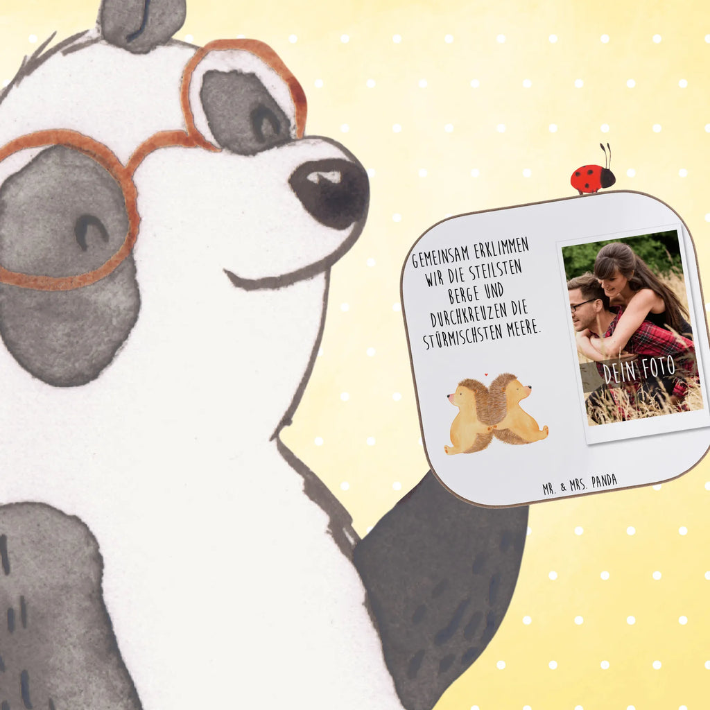 Personalisierter Foto Untersetzer Igel händchenhaltend Personalisierter Foto Untersetzer, Liebe, Partner, Freund, Freundin, Ehemann, Ehefrau, Heiraten, Verlobung, Heiratsantrag, Liebesgeschenk, Jahrestag, Hocheitstag, Love, Hochzeit, Liebesbeweis, Geschenk für zwei, Gemeinsamkeit, Igel, Lieblingsmensch, große Liebe, Liebesbotschaft, Igelliebe, Hand in Hand