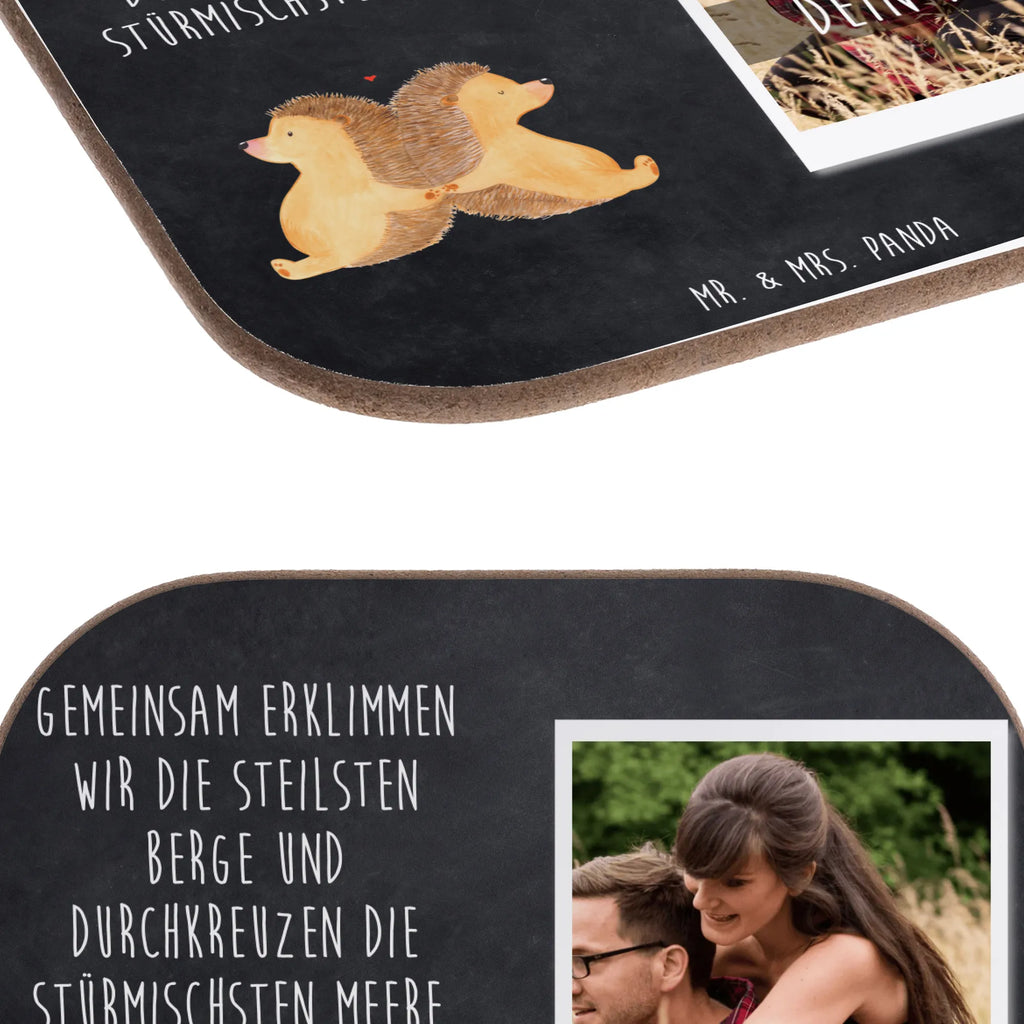 Personalisierter Foto Untersetzer Igel händchenhaltend Personalisierter Foto Untersetzer, Liebe, Partner, Freund, Freundin, Ehemann, Ehefrau, Heiraten, Verlobung, Heiratsantrag, Liebesgeschenk, Jahrestag, Hocheitstag, Love, Hochzeit, Liebesbeweis, Geschenk für zwei, Gemeinsamkeit, Igel, Lieblingsmensch, große Liebe, Liebesbotschaft, Igelliebe, Hand in Hand