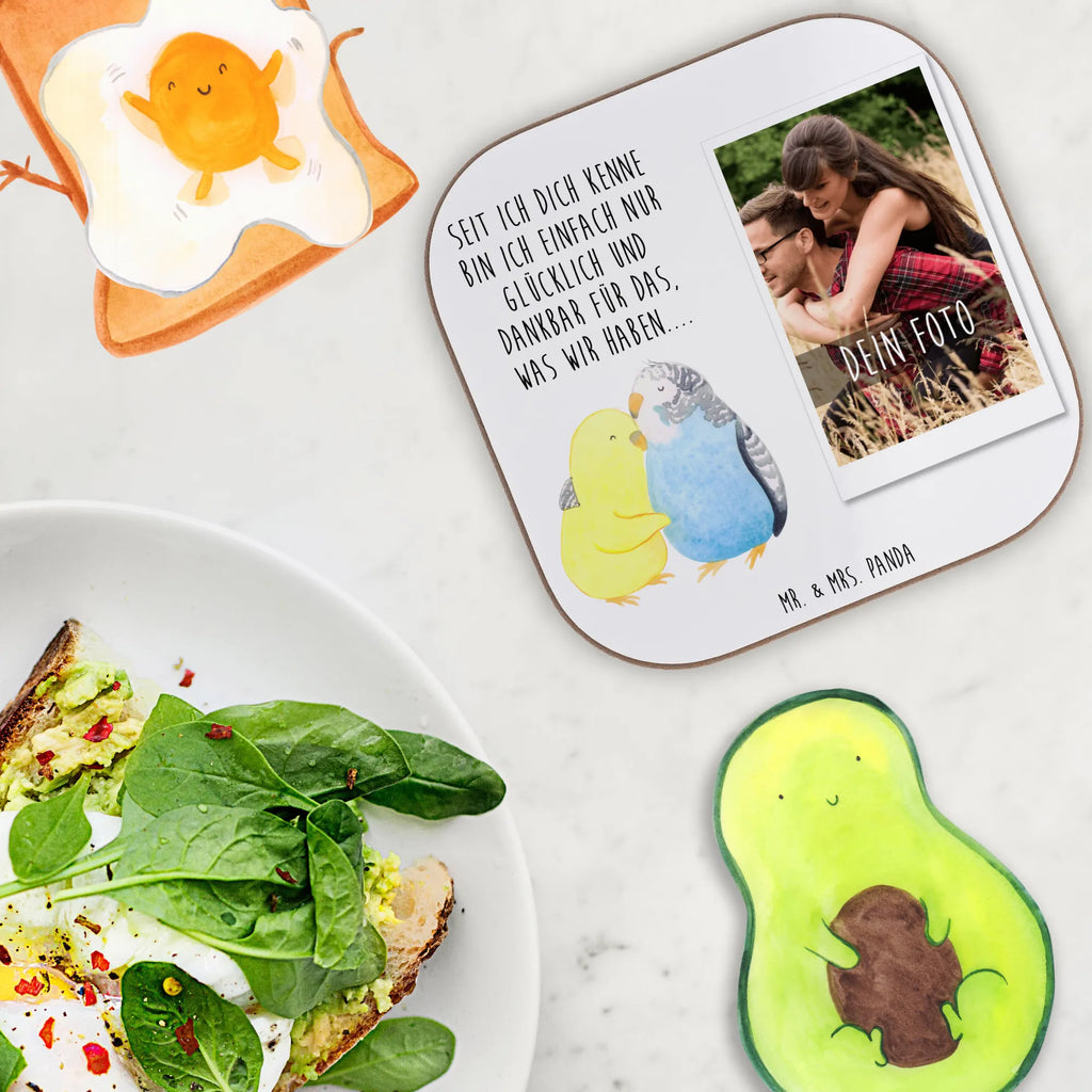 Personalisierter Foto Untersetzer Wellensittich Liebe Personalisierter Foto Untersetzer, Liebe, Partner, Freund, Freundin, Ehemann, Ehefrau, Heiraten, Verlobung, Heiratsantrag, Liebesgeschenk, Jahrestag, Hocheitstag, Kuscheln, Vögel, Vertrauen, Wellensittich, Nähe