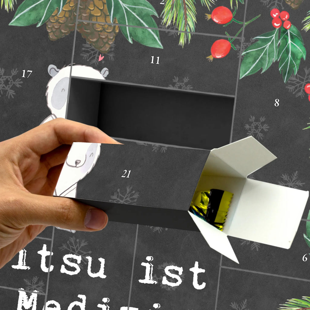 Befüllbarer Adventskalender Panda Jiu Jitsu Schachtel Adventskalender, Weihnachtskalender Zum Befüllen, Kalender Zum Befüllen, Adventskalender Deko, Erwachsenen Adventskalender, Befüllbarer Adventskalender, Adventskalender leer, Weihnachtskalender Boxen, Adventskalender Zum Befüllen, Adventskalender für Erwachsene, Adventskalender 24 Boxen, Adventskalender Schachteln, Adventskalender Boxen, Adventskalender Selbst Befüllen, Geschenke Adventskalender, Adventskalender mit 24 Schachteln, Adventskalender, Adventskalender Schachtel, Karton Adventskalender, Adventskalender Zum Selbst Befüllen, Adventskalender ohne Inhalt, Leerer Adventskalender, Adventskalender Box, Adventskalender Zum Aufstellen, Weihnachtskalender Schachteln, Weihnachtskalender, Adventskalender Karton, Bastel Adventskalender, Geschenkekalender, Tisch Adventskalender, Adventskalender Zum Füllen, Diy Adventskalender, Weihnachtskalender Selbst Befüllen, Geschenk, Schenken, Sport, Sportart, Hobby, Danke, Dankeschön, Auszeichnung, Gewinn, Sportler, Selbstverteidigung, Jiu Jitsu, Japanische Kampfkunst