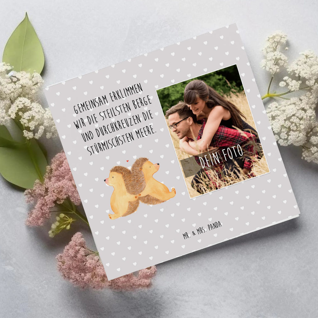 Personalized Photo Deluxe Card Hedgehogs holding hands Personalisierte Foto Grußkarte, Liebe, Partner, Freund, Freundin, Ehemann, Ehefrau, Heiraten, Verlobung, Heiratsantrag, Liebesgeschenk, Jahrestag, Hocheitstag, Lieblingsmensch, Hand in Hand, Gemeinsamkeit, Igelliebe, große Liebe, Love, Geschenk für zwei, Liebesbeweis, Hochzeit, Liebesbotschaft, Igel