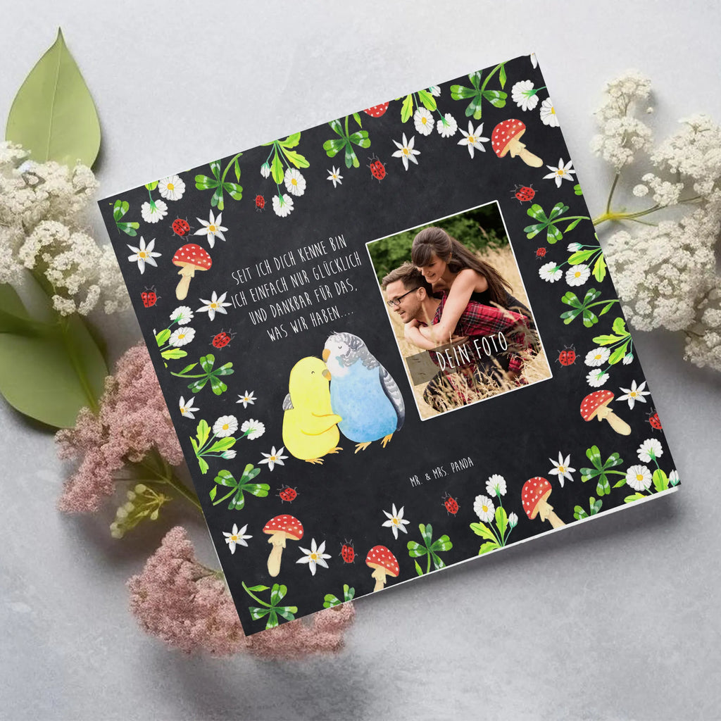 Personalisierte Foto Deluxe Karte Wellensittich Liebe Personalisierte Foto Grußkarte, Liebe, Partner, Freund, Freundin, Ehemann, Ehefrau, Heiraten, Verlobung, Heiratsantrag, Liebesgeschenk, Jahrestag, Hocheitstag, Kuscheln, Vögel, Wellensittich, Nähe, Vertrauen