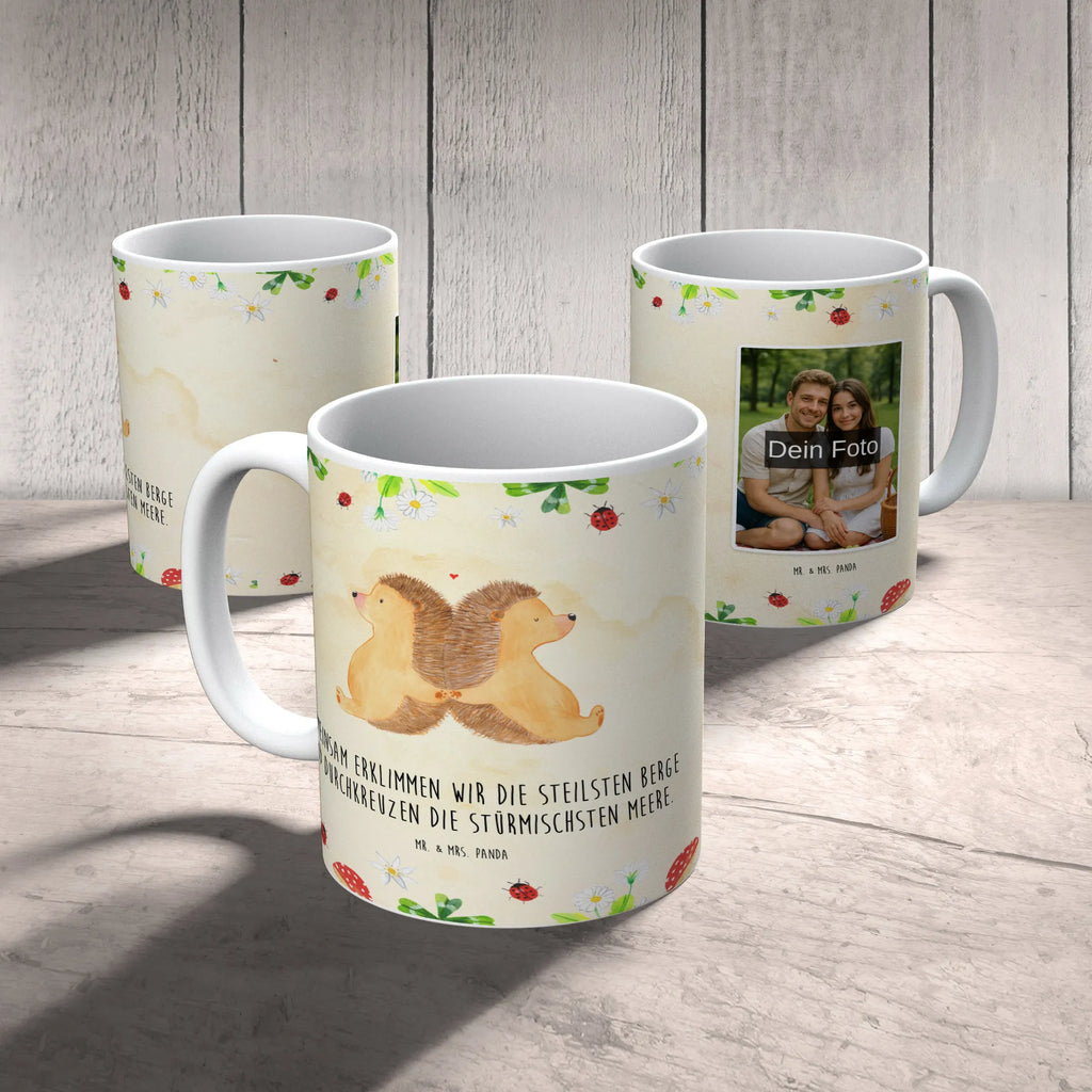 Personalized Photo Mug Hedgehogs holding hands Personalisierte Foto Tasse, Liebe, Partner, Freund, Freundin, Ehemann, Ehefrau, Heiraten, Verlobung, Heiratsantrag, Liebesgeschenk, Jahrestag, Hocheitstag, Igelliebe, Lieblingsmensch, Hand in Hand, Liebesbeweis, Hochzeit, große Liebe, Gemeinsamkeit, Igel, Love, Liebesbotschaft, Geschenk für zwei