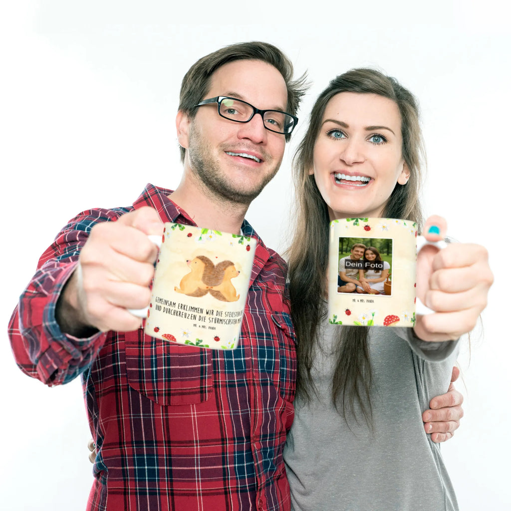 Personalized Photo Mug Hedgehogs holding hands Personalisierte Foto Tasse, Liebe, Partner, Freund, Freundin, Ehemann, Ehefrau, Heiraten, Verlobung, Heiratsantrag, Liebesgeschenk, Jahrestag, Hocheitstag, Igelliebe, Lieblingsmensch, Hand in Hand, Liebesbeweis, Hochzeit, große Liebe, Gemeinsamkeit, Igel, Love, Liebesbotschaft, Geschenk für zwei
