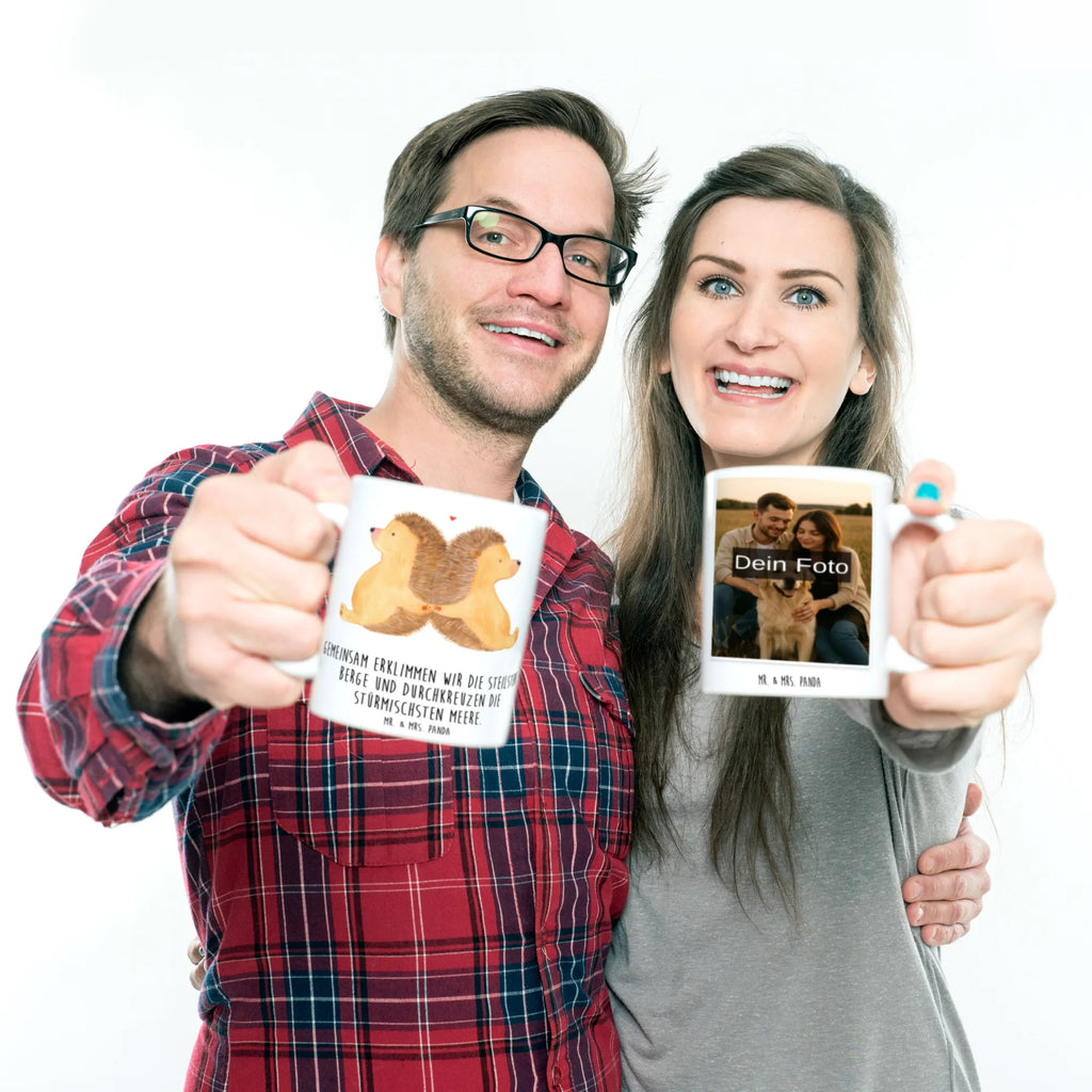 Personalized Photo Mug Hedgehogs holding hands Personalisierte Foto Tasse, Liebe, Partner, Freund, Freundin, Ehemann, Ehefrau, Heiraten, Verlobung, Heiratsantrag, Liebesgeschenk, Jahrestag, Hocheitstag, Igelliebe, Lieblingsmensch, Hand in Hand, Liebesbeweis, Hochzeit, große Liebe, Gemeinsamkeit, Igel, Love, Liebesbotschaft, Geschenk für zwei