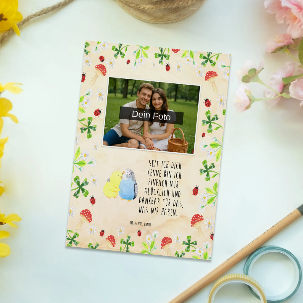 Personalisierte Foto Postkarte Wellensittich Liebe Personalisierte Foto Postkarte, Liebe, Partner, Freund, Freundin, Ehemann, Ehefrau, Heiraten, Verlobung, Heiratsantrag, Liebesgeschenk, Jahrestag, Hocheitstag, Vögel, Nähe, Kuscheln, Wellensittich, Vertrauen