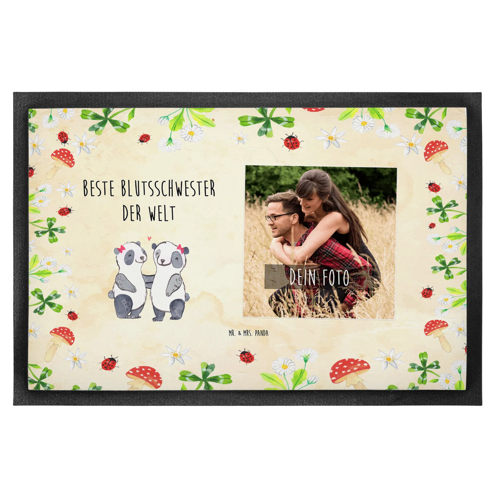Personalisierte Foto Fußmatte Panda Beste Blutsschwester der Welt Personalisierte Foto Fußmatte, Geschenktipp, Geburtstagsgeschenk, Schenken, Geschenkidee, Freude machen, Geburtstag, Dankeschön, Danke, Mitbringsel, für, Geschenk, Bedanken, Blutsgeschwister, Kleinigkeit, Freundin, Schwester, Schwestern, Sister, Blutsschwester, Familie, Schwesterherz, Liebe, Geschwister, Bae, Beste, Tochter