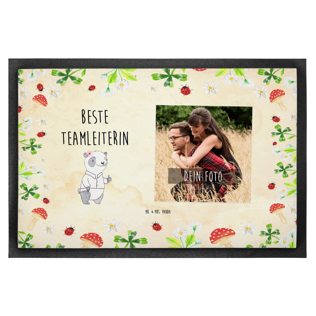 Personalisierte Foto Fußmatte Panda Beste Teamleiterin Personalisierte Foto Fußmatte, für, Dankeschön, Geschenk, Schenken, Geburtstag, Geburtstagsgeschenk, Geschenkidee, Danke, Bedanken, Mitbringsel, Freude machen, Geschenktipp, Teamleiterin, Seminarleiterin, Gruppenleiterin, Leiterin, Kollegin, Chefin, Vorgesetzte, Abschied, Abschiedsgeschenk, Ruhestand