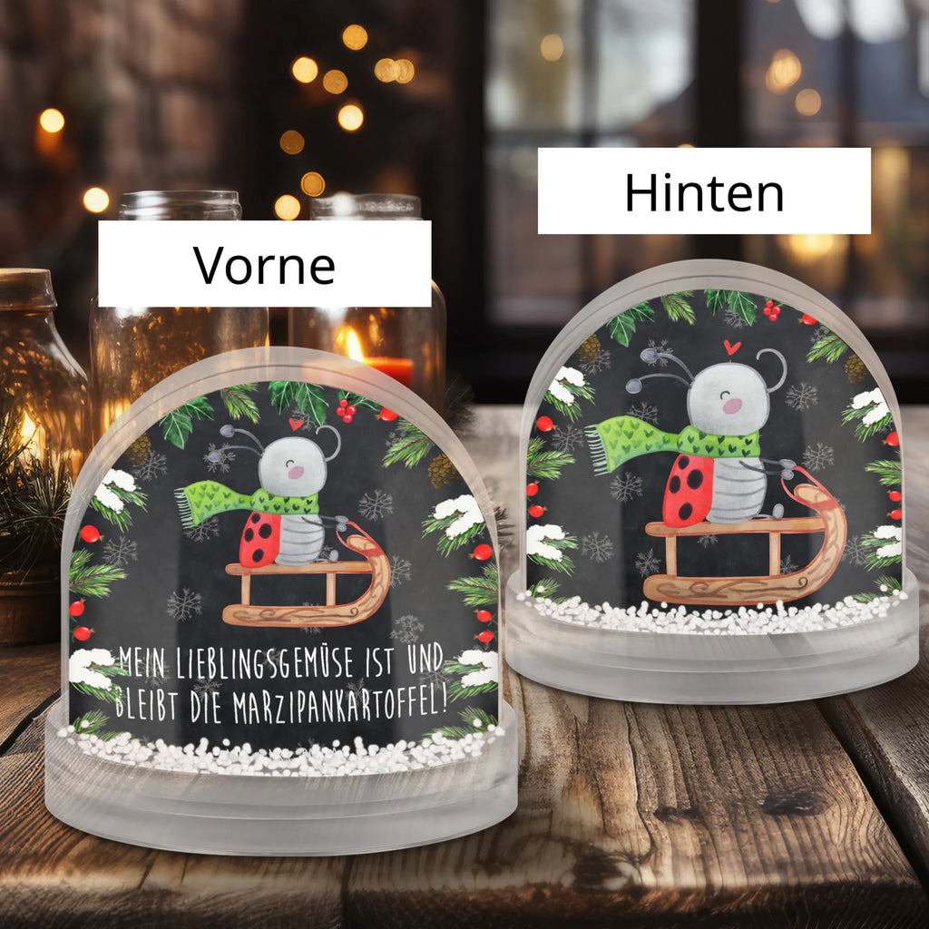 Schneekugel Smörle Rodeln Schneekugel Klein, Schneekugel Vintage, Schneekugel Aus Glas, Schneekugel Für Kinder, Schneekugel Mit Motiv, Schneekugel, Schneekugel Mit Musik, Schneekugel Mit Figur, Schneekugel Für Weihnachten, Schneekugel Für Erwachsene, Schneekugel Mit Schnee-Effekt, Geschenkidee Schneekugel, XXL Schneekugel, Schneekugel Mit Spieluhr, Schneekugel Klassisch, Winterdeko Kugel, Schneekugel Mit Licht, Schneekugel Weihnachten, Schneekugel Als Geschenk, Mini Schneekugel, Schneekugel Modern, Schneekugel Mit Stadtmotiv, Schneekugel Nostalgisch, Schneekugel Mit Tannenbaum, Schneekugel Mit Haus, Schneekugel Aus Kunststoff, Schneekugel Mit Engel, Schneekugel Mit Schneemann, Winterkugel, Schneekugel Mit Herz, Deko Schneekugel, Glaskugel Mit Schnee, Schneekugel Mit Tiermotiv, Schneekugel Groß, Weihnachtskugel, Schneekugel Für Advent, Schneekugeln, Schneekugel Mit Weihnachtsmann, Schneekugel Handgemacht, Schneekugel Mit Glitzer, Schüttelkugel, Schneekugel Für Sammler, Schneekugel Romantisch, Schneekugel Für Deko, Winter, Weihnachten, Weihnachtsdeko, Nikolaus, Advent, Heiligabend, Wintermotiv, Schlittenfahren, Marzipan, Smörle