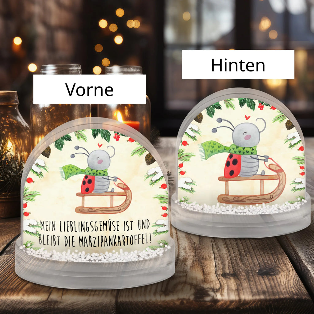 Schneekugel Smörle Rodeln Schneekugel Klein, Schneekugel Vintage, Schneekugel Aus Glas, Schneekugel Für Kinder, Schneekugel Mit Motiv, Schneekugel, Schneekugel Mit Musik, Schneekugel Mit Figur, Schneekugel Für Weihnachten, Schneekugel Für Erwachsene, Schneekugel Mit Schnee-Effekt, Geschenkidee Schneekugel, XXL Schneekugel, Schneekugel Mit Spieluhr, Schneekugel Klassisch, Winterdeko Kugel, Schneekugel Mit Licht, Schneekugel Weihnachten, Schneekugel Als Geschenk, Mini Schneekugel, Schneekugel Modern, Schneekugel Mit Stadtmotiv, Schneekugel Nostalgisch, Schneekugel Mit Tannenbaum, Schneekugel Mit Haus, Schneekugel Aus Kunststoff, Schneekugel Mit Engel, Schneekugel Mit Schneemann, Winterkugel, Schneekugel Mit Herz, Deko Schneekugel, Glaskugel Mit Schnee, Schneekugel Mit Tiermotiv, Schneekugel Groß, Weihnachtskugel, Schneekugel Für Advent, Schneekugeln, Schneekugel Mit Weihnachtsmann, Schneekugel Handgemacht, Schneekugel Mit Glitzer, Schüttelkugel, Schneekugel Für Sammler, Schneekugel Romantisch, Schneekugel Für Deko, Winter, Weihnachten, Weihnachtsdeko, Nikolaus, Advent, Heiligabend, Wintermotiv, Schlittenfahren, Marzipan, Smörle