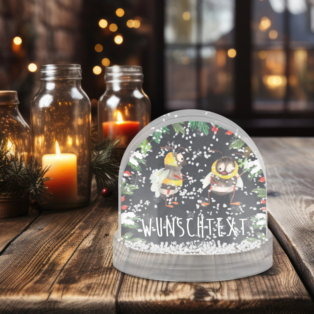 Personalisierte Schneekugel Hummeln Kleeblatt Schneekugel Für Paare Mit Gravur, Schneekugel Mit Figur Und Gravur, Schneekugel Mit Text, Schneekugel Mit Spieluhr Und Gravur, Schneekugel Weihnachten Mit Namen, Schneekugel Mit Namen, Schneekugel Mit Stadtmotiv Und Namen, Schneekugel Mit Gravur, Schneekugel Mit Wunschtext, Schneekugel Mit Herz Und Namen, Glaskugel Mit Namen, Schneekugel Mit Tiermotiv Und Wunschtext, Schneekugel Mit Initialen, Schneekugel Selbst Gestalten, Schneekugel Mit Datum, Schneekugel Mit Liebevollem Text, Klassische Schneekugel Mit Namen, Moderne Schneekugel Mit Text, Personalisierte Schneekugel, Romantische Schneekugel Mit Wunschtext, Schneekugel Für Erwachsene Mit Namen, Weihnachtskugel Mit Wunschtext, Winterkugel Mit Wunschtext, Geschenkidee Schneekugel Mit Namen, Schneekugel Als Geschenk Mit Namen, Schneekugel Für Kinder Mit Wunschtext, Schneekugel Mit Licht Und Wunschtext, Schneekugel Mit Spruch, Schneekugel Für Sammler Personalisiert, Tiermotive, Gute Laune, lustige Sprüche, Tiere, Hummel, glücklich sein, Biene, Biene Deko, glücklich werden, Spruch schön, Spruch positiv, Spruch fröhlich