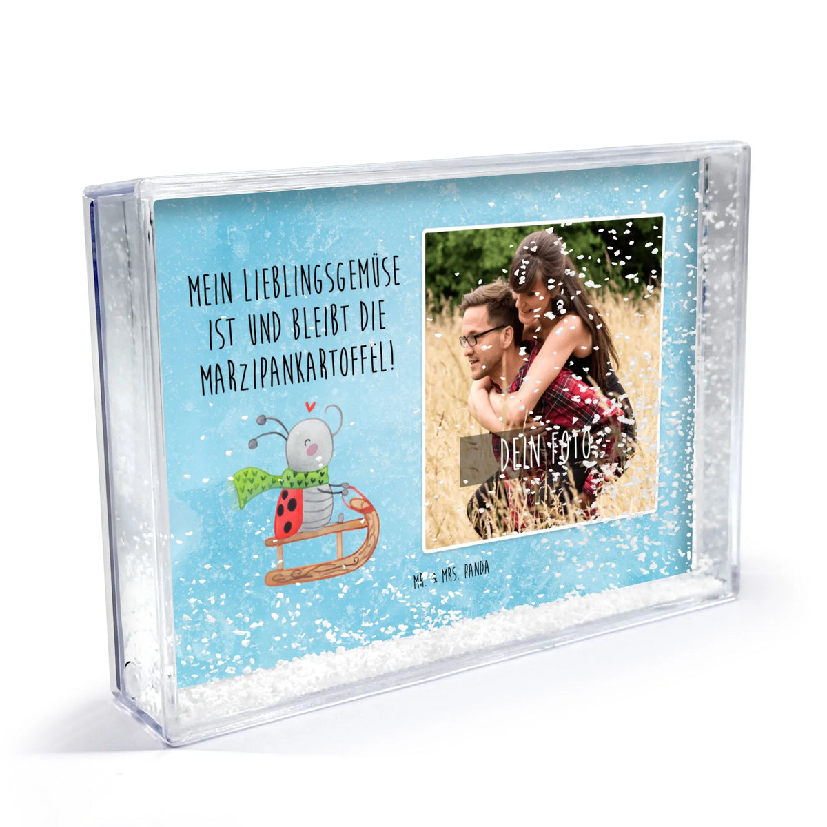 Shake Frame with Photo Smörle sledding Schüttelrahmen mit Foto und Schnee, Bilderrahmen für eigene Fotos, Schüttelrahmen für persönliches Foto, Schüttelrahmen mit eigenem Foto, Schüttelrahmen mit eigenem Bild, Schüttelrahmen mit Bild, Schneeschüttelrahmen mit Foto, Acryl Bilderrahmen mit Foto, Personalisierter Schüttelrahmen, Foto Schüttelrahmen mit Schnee, Schüttelrahmen mit deinem Foto, Bilderrahmen mit eigenem Bild, Schüttelrahmen Wunschfoto, Acrylglas Schüttelrahmen mit Foto, Mr. & Mrs. Panda Schüttelrahmen mit Foto, Foto Schüttelrahmen, Personalisierbarer Fotorahmen mit Foto, Schüttelbilderrahmen mit Foto, Schüttelrahmen mit Foto personalisiert, Schüttelrahmen mit Tiefenwirkung und Foto, Personalisierter Schneebilderrahmen Foto, Bilderrahmen mit Wunschfoto, Schüttelrahmen mit Foto, Schüttelrahmen mit Wunschfoto, Fotorahmen mit eigenem Foto, Personalisierbarer Schüttelrahmen mit Foto, Fotorahmen mit eigenem Bild, Fotobilderrahmen personalisiert, Fotorahmen zum Schütteln mit Foto, Schneerahmen mit Foto personalisiert, Acryl Schüttelrahmen mit Foto, Bilderrahmen mit Foto, Personalisierter Fotorahmen, Bilderrahmen mit Foto zum Schütteln, Foto Schüttelrahmen Acrylglas, Schüttelrahmen eigenes Foto, Personalisierbarer Bilderrahmen mit Foto, Schüttelrahmen Mr. & Mrs. Panda Foto, Rahmen mit Foto, Personalisierter Bilderrahmen, Fotorahmen mit Wunschfoto, Rahmen mit eigenem Foto, Personalisierter Rahmen mit Foto, individueller Schüttelrahmen mit Foto, Fotoschüttelrahmen, Weihnachten, Winter, Weihnachtsdeko, Nikolaus, Advent, Heiligabend, Wintermotiv, Schlittenfahren, Marzipan, Smörle