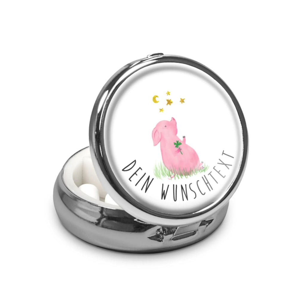 Personalisierte Pillendose Schwein Glück Personalisierte Pillendose, Personalisierte Pillendose klein, Personalisierter Tablettenorganizer, Personalisierte Tablettenbox, Personalisierte Pillenorganizer, Tabletten, Pillendose mit Wunschnamen, Personalisierte Dose, Pillen, Tiermotive, Gute Laune, lustige Sprüche, Tiere, Glücksschwein. Glück, Sterne, Träume, Sernchen, Motivation, Ziele, Glücksbringer, Schwein, Schweinchen