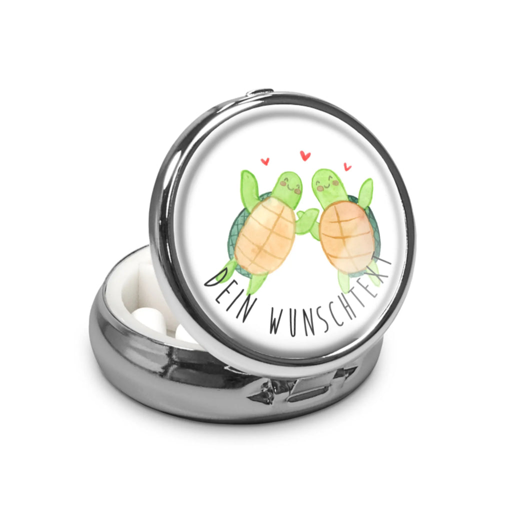 Personalisierte Pillendose Schildkröten Paar Personalisierte Tablettenbox, Personalisierter Tablettenorganizer, Personalisierte Pillendose, Pillendose mit Wunschnamen, Pillen, Personalisierte Dose, Personalisierte Pillendose klein, Personalisierte Pillenorganizer, Tabletten, Liebe, Partner, Freund, Freundin, Ehemann, Ehefrau, Heiraten, Verlobung, Heiratsantrag, Liebesgeschenk, Jahrestag, Hocheitstag, Liebesbeweis, Geschenk für Frauen, Geschenk für Freundin, für Ehemann, Valentinstag, Hochzeitstag, Mitbringsel, für Männer, Geschenk für Partner