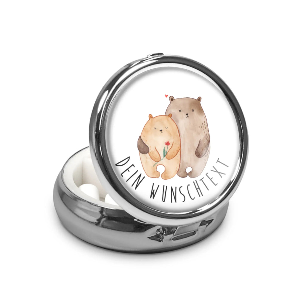 Personalisierte Pillendose Bären Liebe Tabletten, Personalisierte Pillendose klein, Personalisierter Tablettenorganizer, Personalisierte Pillendose, Personalisierte Tablettenbox, Pillen, Personalisierte Pillenorganizer, Pillendose mit Wunschnamen, Personalisierte Dose, Liebe, Partner, Freund, Freundin, Ehemann, Ehefrau, Heiraten, Verlobung, Heiratsantrag, Liebesgeschenk, Jahrestag, Hocheitstag, Bären, Geschenk Freundin, Verliebt, Liebesbeweis, Hochzeitstag, Geschenk Freund, Geschenk Hochzeit, Bär, Bärchen, Verheiratet, Verlobt