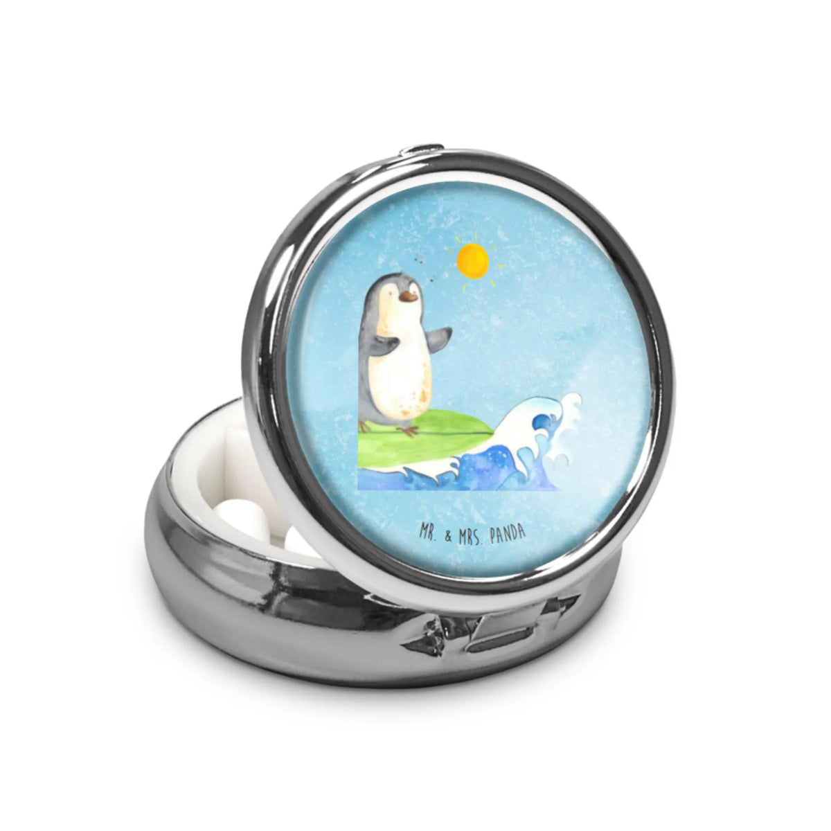 Pillbox Penguin surfer Dose, Medikamentenspender, Medikamentendispenser, Pillenetui, Tablettenbox, Tablettenspender, Tablettendose, Tablettensortierer, Pillendose Metall, Medikamentenbehälter, Tablettenbehälter, Tablettenorganizer, Pillenbox Metall, Tablettenbox Metall, Medikamentendose, Pillendöschen, Pillendose, Pillenorganizer, Mini-Pillendose, Medikamentenbox, Medikamentenorganizer, Medikamentensortierer, Metalldose, Tablettendöschen, Pillenbox, Pillendose klein, Medikamentenbox Metall, Tablettenbox klein, Pinguin, Pinguine, Portugal, Surfen, Urlaub, Wellen, Surfer, Wellen Reiten, Hawaii