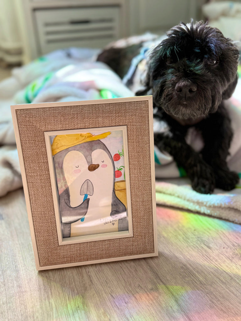 ORIGINAL Aquarell Zeichnung "Gärtnerglück" im Jutestoff-Bilderrahmen Original Gemälde Figürlich, Original Gemälde Auf Holz, Original Impressionismus, Original Mit Rahmen, Original Galeriequalität, Original Gemälde Abstrakt, Original Surrealismus, Original Texturiertes Gemälde, Original Signiertes Gemälde, Original Expressionismus, Original Realismus, Original Farbverlauf, Handgemaltes Gemälde, Original Acrylgemälde, Original Ölgemälde, Original Street Art, Original Gemälde Landschaft, Original Künstlerarbeit, Originalbild, Original Leinwandbild, Original Moderne Malerei, Original Pop Art Gemälde, Original Grafisches Gemälde, Original Kunst Sammlerstück, Original Urban Art, Original Mischtechnik, Original Kleinformat, Original Abstraktes Gemälde, Unikat Gemälde, Original Gemälde Auf Papier, Original Triptychon, Original Pastellzeichnung, Original Gemälde, Original Kunstwerk, Original Limitierte Auflage, Original Rahmenlos, Original Figurative Malerei, Original Diptychon, Original Stillleben, Original Aquarell, Original Gemälde Auf Karton, Originaldruck Auf Leinwand, Original Gemälde Stillleben, Original Portraitgemälde, Original Landschaftsgemälde, Original Großformat, Original Minimalistisches Gemälde, Original Gemälde Porträt, Mr. & Mr. Panda Unikate, Mr. & Mrs. Panda Originale