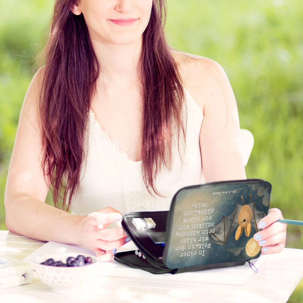 Federmappe Fledermaus Flügel Design Federmappe, Stiftetasche, Stifte Etui, Schule, Einschulung, Geschenk, Kind, Schüler, Schülerin, Stifterolle, Federmäppchen, Motiv, Grundschule, Federmäppchen bedruckt, Büro Stifte Etui, Bestückte Federmappe, Kinder Federmappe, Federmappe Einschulung, Tiermotive, Gute Laune, lustige Sprüche, Tiere