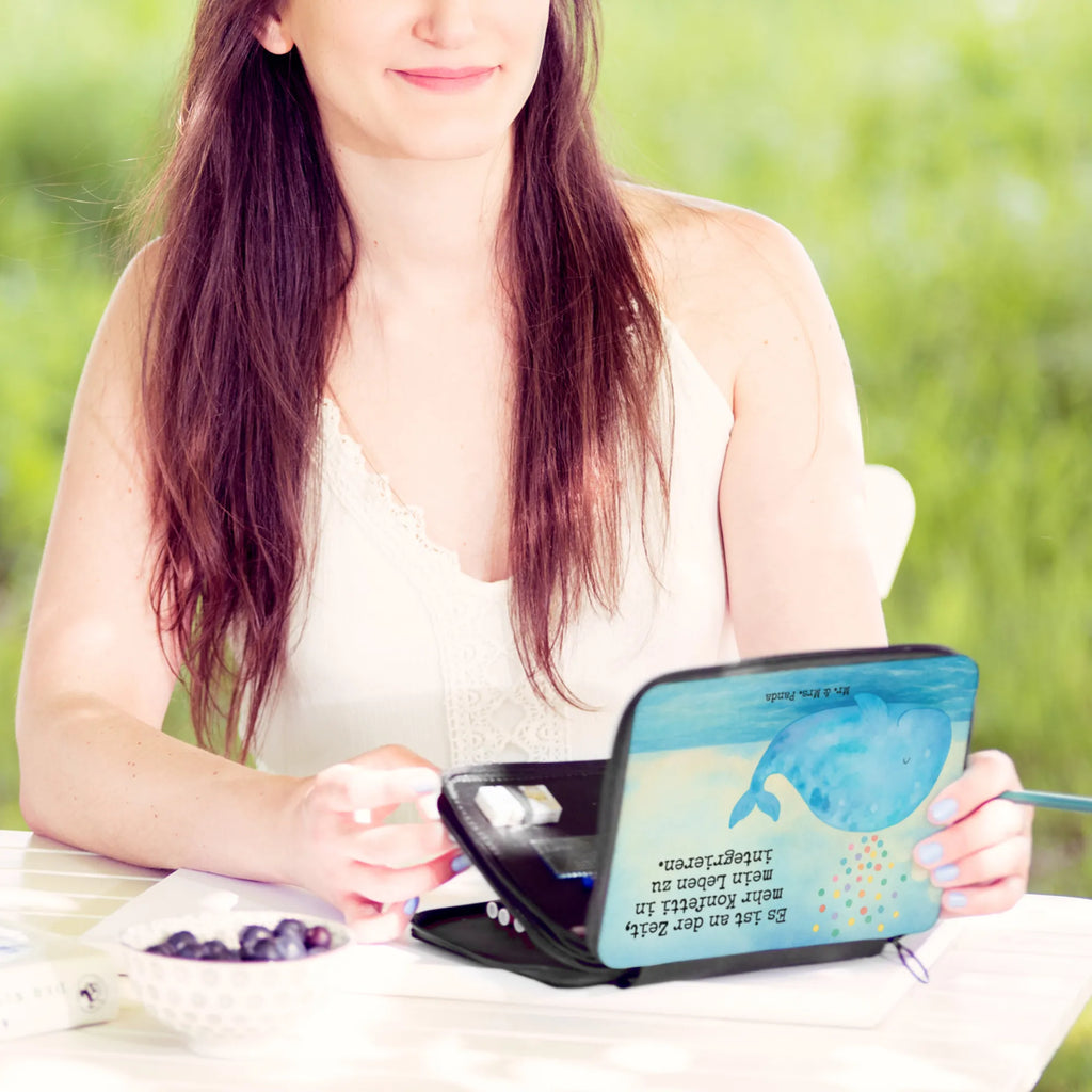 Federmappe Wal Konfetti Design Federmappe, Stiftetasche, Stifte Etui, Schule, Einschulung, Geschenk, Kind, Schüler, Schülerin, Stifterolle, Federmäppchen, Motiv, Grundschule, Federmäppchen bedruckt, Büro Stifte Etui, Bestückte Federmappe, Kinder Federmappe, Federmappe Einschulung, Meerestiere, Meer, Urlaub, Wal, Konfetti, Wale, Motivation, Neuanfang, Trennung, Diät, Abnehmen, Neustart, Lebensabschnitt, Geburtstag