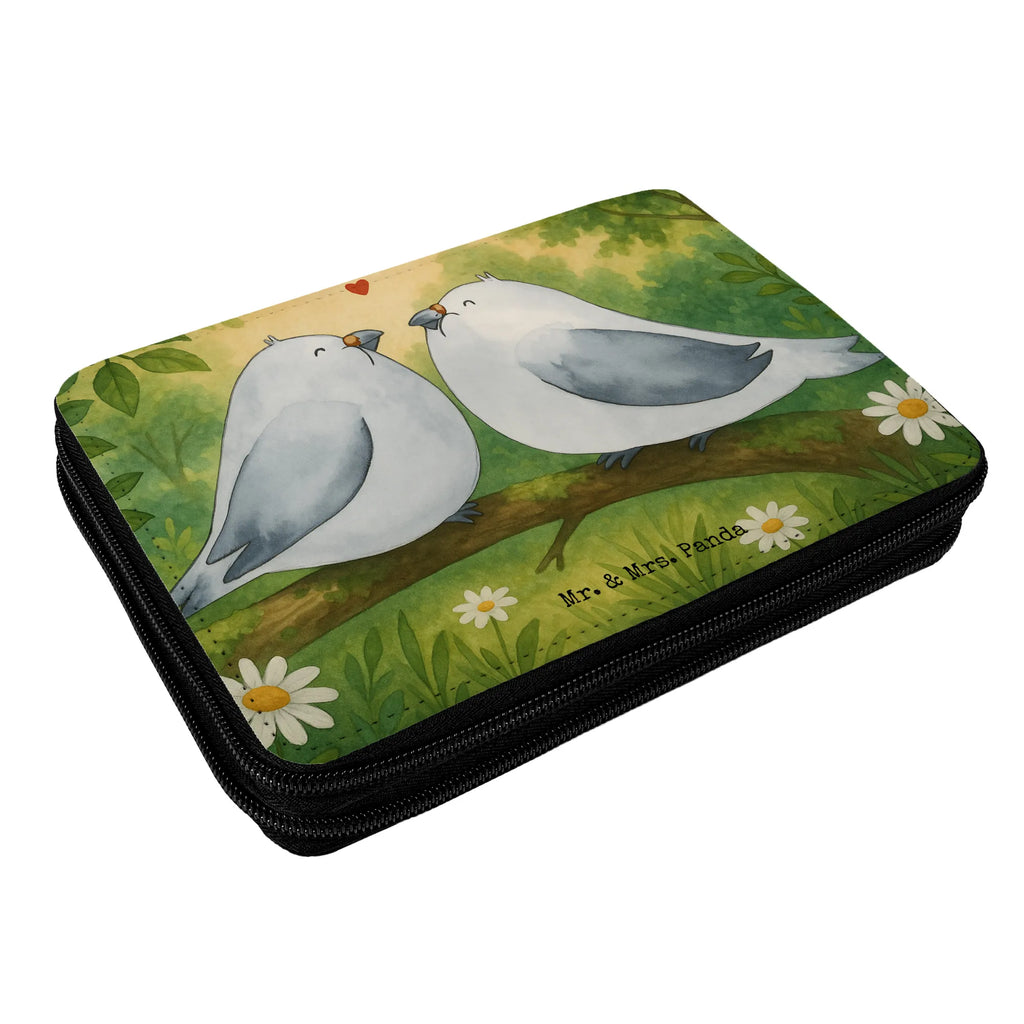 Federmappe Turteltauben Liebe Design Federmappe, Stiftetasche, Stifte Etui, Schule, Einschulung, Geschenk, Kind, Schüler, Schülerin, Stifterolle, Federmäppchen, Motiv, Grundschule, Federmäppchen bedruckt, Büro Stifte Etui, Bestückte Federmappe, Kinder Federmappe, Federmappe Einschulung, Liebe, Partner, Freund, Freundin, Ehemann, Ehefrau, Heiraten, Verlobung, Heiratsantrag, Liebesgeschenk, Jahrestag, Hocheitstag, Turteltauben, Turteltäubchen, Tauben, Verliebt, Verlobt, Verheiratet, Geschenk Freundin, Geschenk Freund, Liebesbeweis, Hochzeitstag, Geschenk Hochzeit