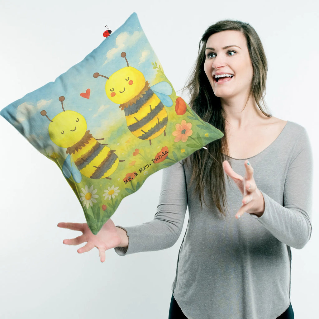 Cushion bee In love Design Kissenhülle, Kopfkissen, Sofakissen, Dekokissen, Motivkissen, sofakissen, sitzkissen, Kissen, Kissenbezüge, Kissenbezug 40x40, Kissen 40x40, Kissenhülle 40x40, Zierkissen, Couchkissen, Dekokissen Sofa, Sofakissen 40x40, Dekokissen 40x40, Kopfkissen 40x40, Kissen 40x40 Waschbar, Biene, Wespe, Hummel