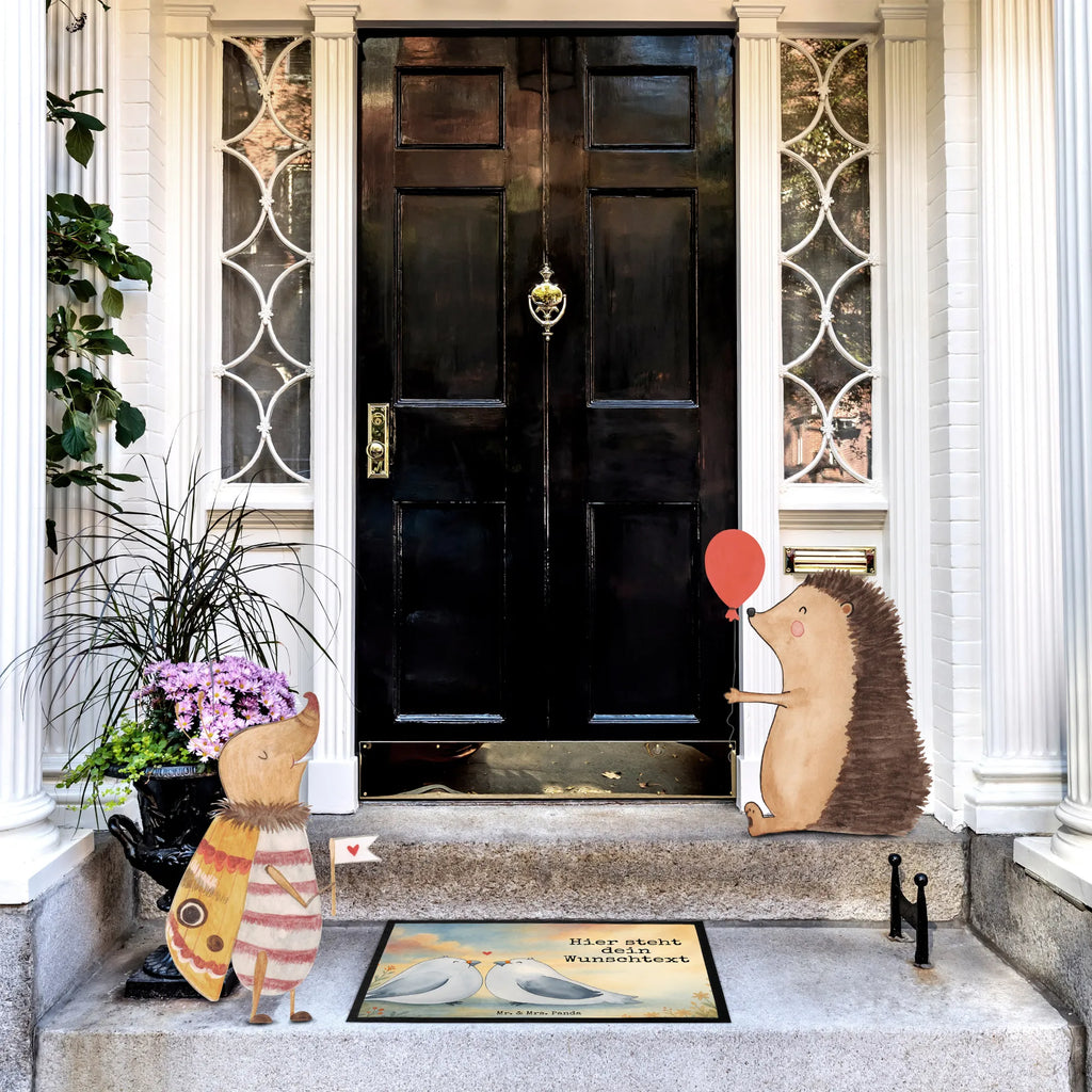 Personalized doormat Turtledoves in love Design Fußmatte mit Namen, Personalisieruung, Personalisierte Fußmatte, Namensfussmatte, Fußmatte bedrucken, Wunschnamen, Haustürmatte personalisiert, Türvorleger personalisiert, Personalisiert, Türvorleger mit Namen, Bedrucken, Liebe, Partner, Freund, Freundin, Ehemann, Ehefrau, Heiraten, Verlobung, Heiratsantrag, Liebesgeschenk, Jahrestag, Hocheitstag, Tauben, Verliebt, Geschenk Hochzeit, Liebesbeweis, Turteltäubchen, Turteltauben, Verheiratet, Geschenk Freundin, Geschenk Freund, Verlobt, Hochzeitstag