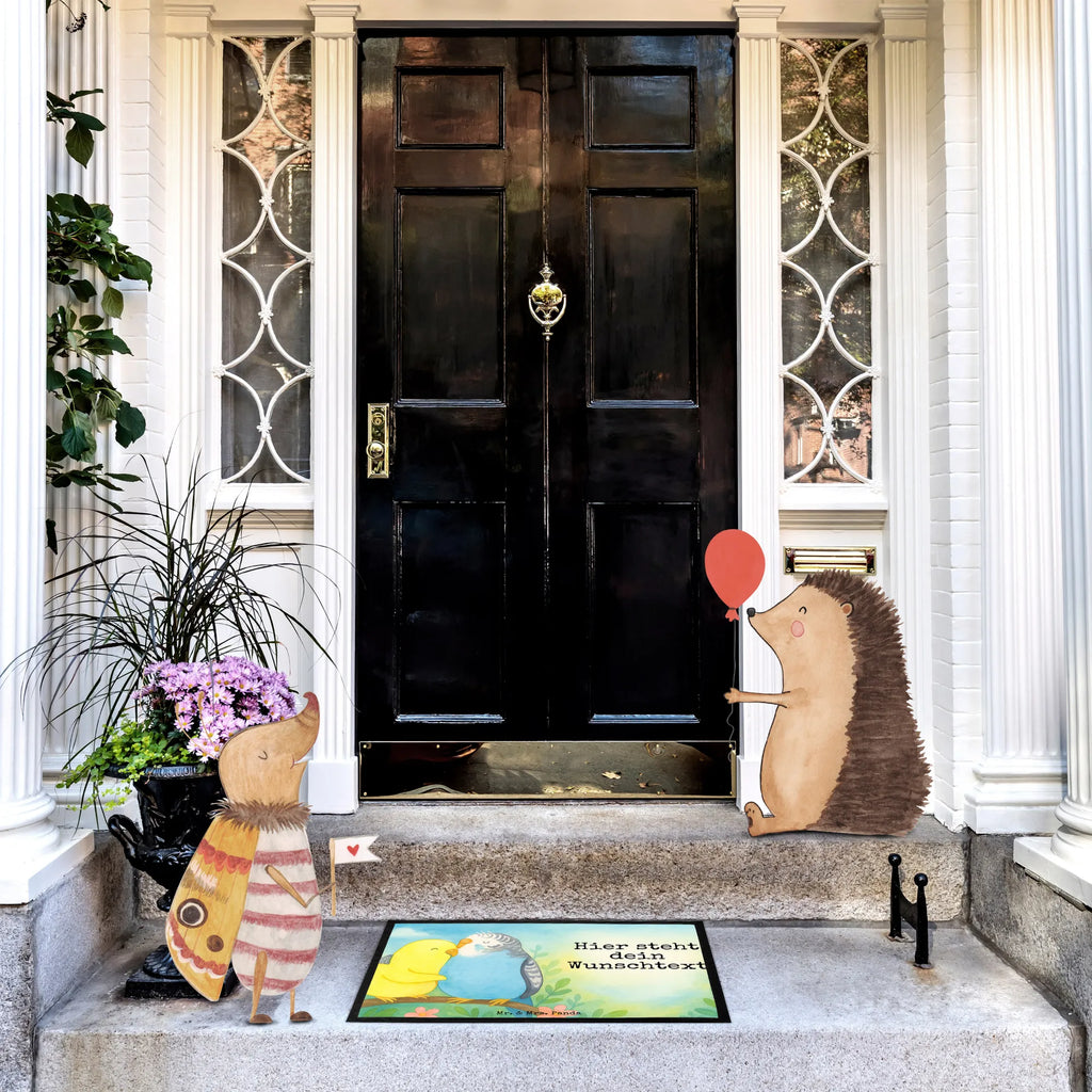 Personalized doormat Parakeets in love Design Türvorleger mit Namen, Personalisierte Fußmatte, Haustürmatte personalisiert, Wunschnamen, Bedrucken, Personalisieruung, Namensfussmatte, Fußmatte bedrucken, Personalisiert, Fußmatte mit Namen, Türvorleger personalisiert, Liebe, Partner, Freund, Freundin, Ehemann, Ehefrau, Heiraten, Verlobung, Heiratsantrag, Liebesgeschenk, Jahrestag, Hocheitstag, Kuscheln, Wellensittich, Vögel, Nähe, Vertrauen